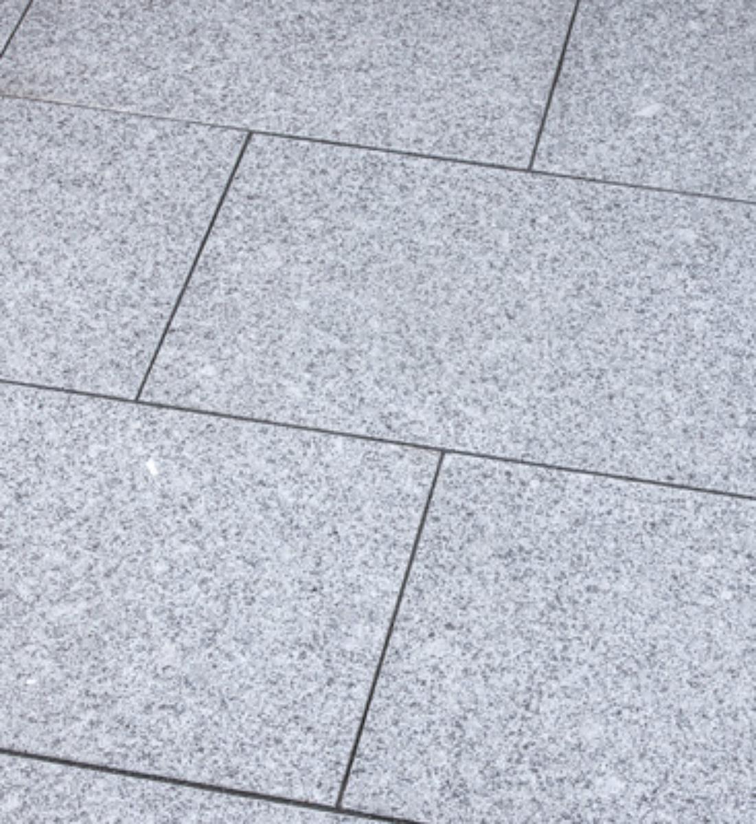 Angaben:
Terrassenplatten BRAVO EXACTA satiniert; Bearbeitung: Oberfläche geflammt und gebürstet, Kanten gefast, Seiten gesägt; Material: Granit; Farbe: edelgrau.

Befund:
Bearbeitete Werksteine und Waren daraus, Granit, poliert, verziert oder anders bearbeitet, jedoch ohne Bildhauerarbeit, mit einem Eigengewicht von 10 kg oder mehr.