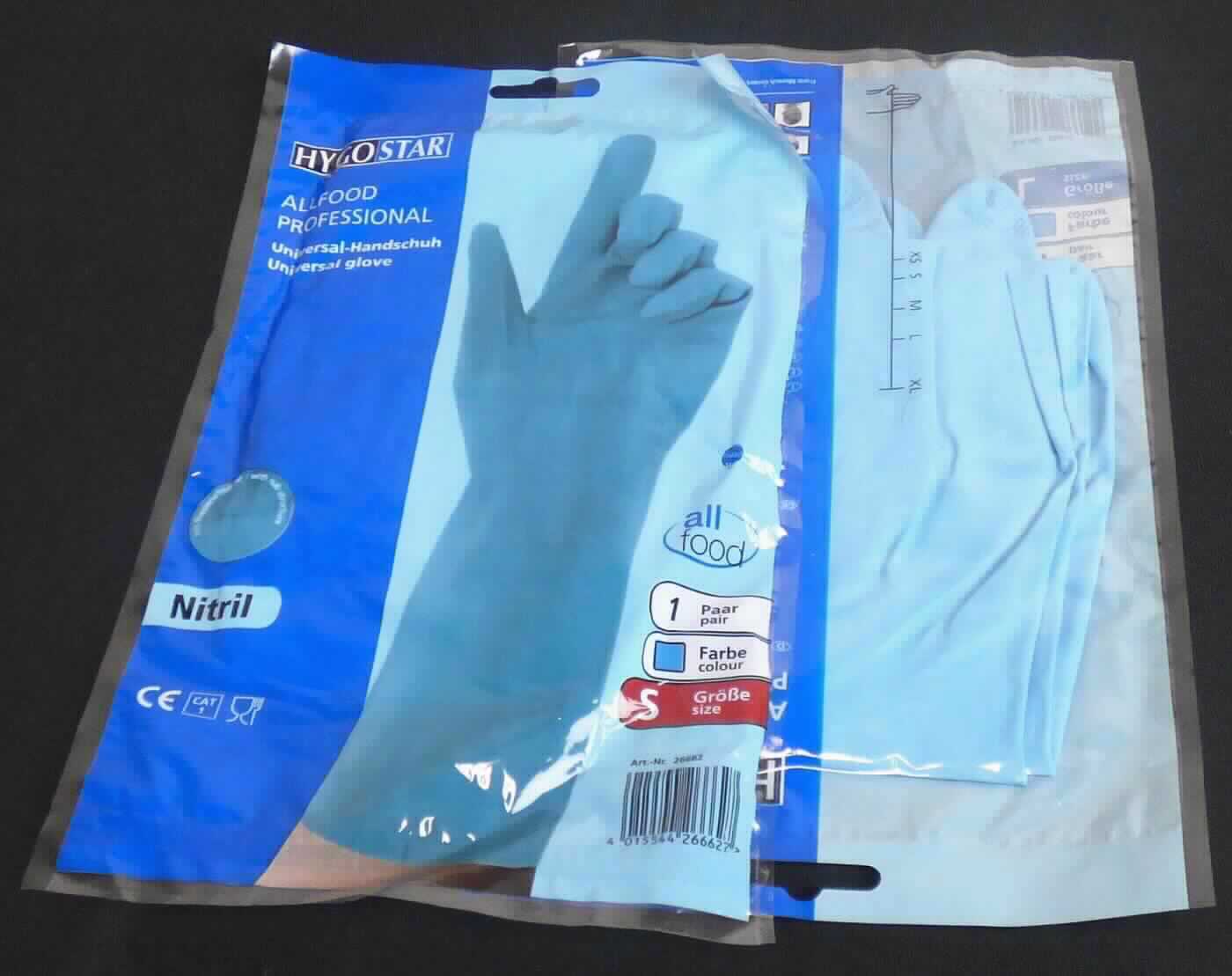 Bei der Ware handelt es sich den Angaben nach um nicht sterile Universal-Handschuhe in verschiedenen Größen aus Nitrilkautschuk. Die Laboruntersuchung ergab, dass auf der Handinnenfläche genoppte Handschuhe aus NBR vorliegen. 

Die Ware ist als anderer Fingerhandschuh aus Weichkautschuk in den TARIC-Code 4015 1900 00 des Zolltarifs einzureihen.