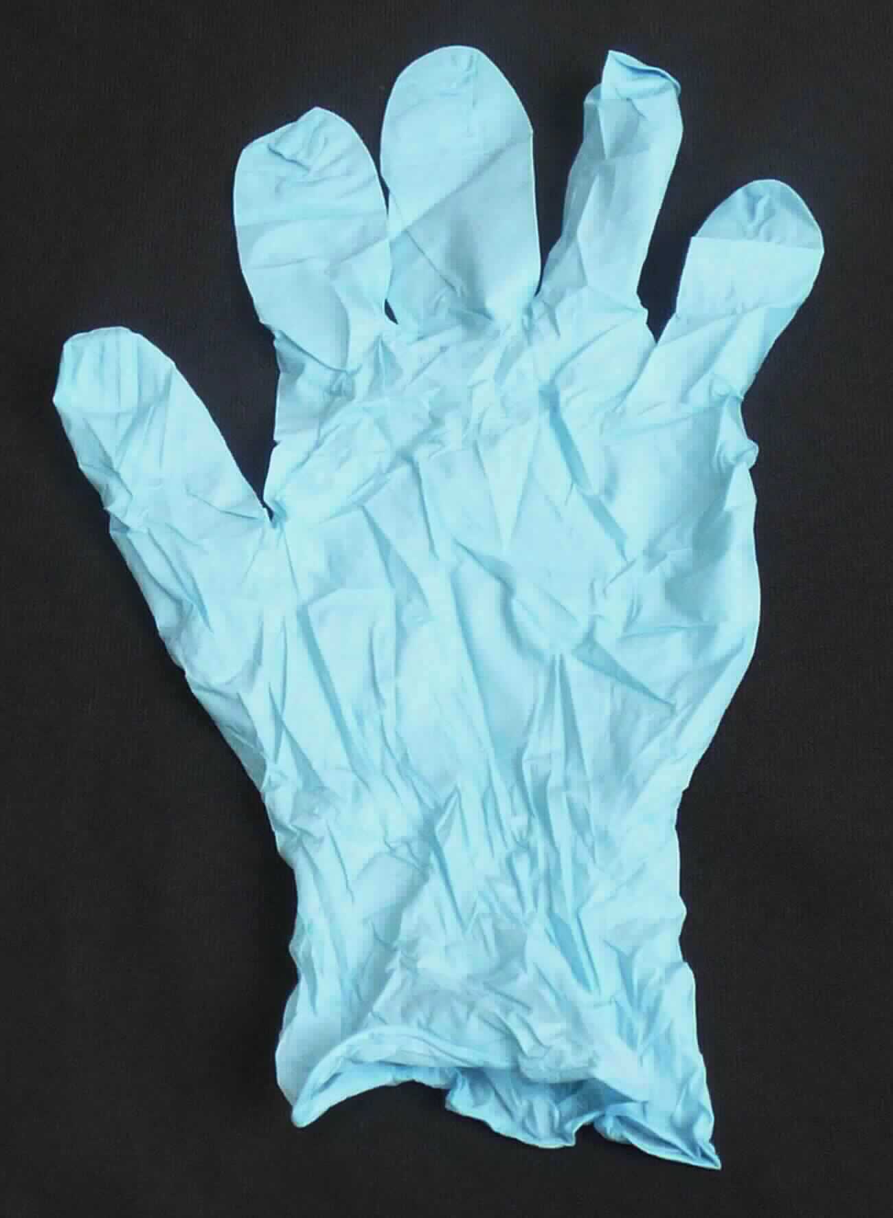 Bei der Ware handelt es sich den Angaben nach um nicht sterile Einweg-Handschuhe in verschiedenen Größen aus Nitrilkautschuk. Die Laboruntersuchung ergab, dass hellblaue Handschuhe aus Neopren vorliegen. 

Die Ware ist als anderer Fingerhandschuh aus Weichkautschuk in den TARIC-Code 4015 1900 00 des Zolltarifs einzureihen.