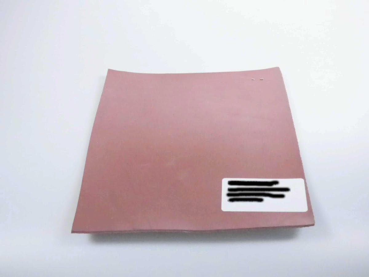 Angaben des Antragstellers:
Butyl-EPDM-Kautschukmischung für industrielle Zwecke

Untersuchungsergebnisse an einem Warenmuster:
Es wurde ein rechteckiger Abschnitt einer Matte aus einem rotbraunen, elastischen Material vorgelegt. Die Matte ist einseitig mit einer grauen Schutzfolie aus Kunststoff versehen.

Befund:
Es liegen Platten aus Vollkautschuk im Sinne der Position 4008 vor.