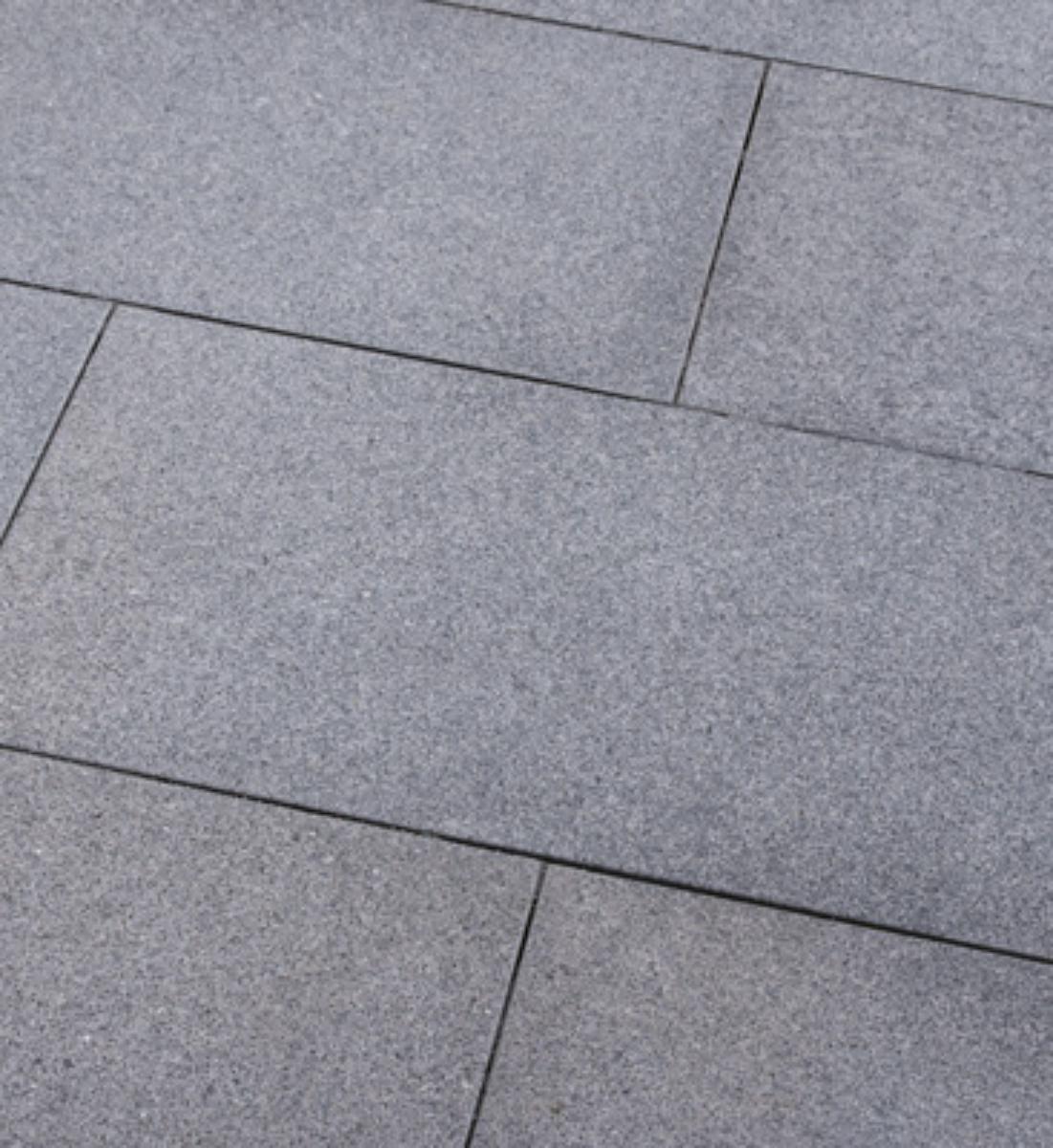 Angaben:
Terrassenplatten GALA EXACTA satiniert; Bearbeitung: Oberfläche geflammt und gebürstet, Kanten gefast, Seiten gesägt; Material: Granit; Farbe: anthrazit.

Befund:
Bearbeitete Werksteine und Waren daraus, Granit, poliert, verziert oder anders bearbeitet, jedoch ohne Bildhauerarbeit, mit einem Eigengewicht von 10 kg oder mehr.