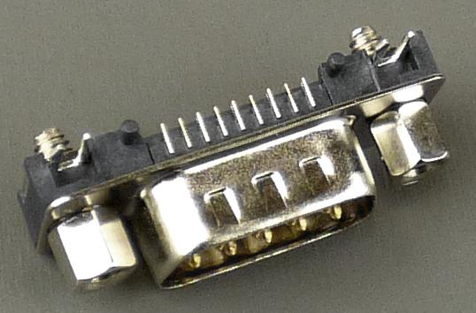 D-SUB-Steckverbinder, im Wesentlichen bestehend aus einem spezifisch geformten Gehäuse aus unedlem Metall mit 9-poligem D-Sub Stecker auf der Vorderseite und der entsprechenden Anzahl von abgewinkelten Kontakten zur Leiterplattenmontage auf der Rückseite. Das Erzeugnis ist für eine Spannung von 500 V ausgelegt. Es dient zum Herstellen einer elektrischen Verbindung durch Einstecken des entsprechenden Gegenstückes nach der Montage auf einer Leiterplatte.

Die Ware wird als "elektrisches Gerät zum Verbinden von elektrischen Stromkreisen, für eine Spannung von 1000 V oder weniger, Steckvorrichtung für gedruckte Schaltungen" eingereiht.

Anlage: 1 Abbildung
