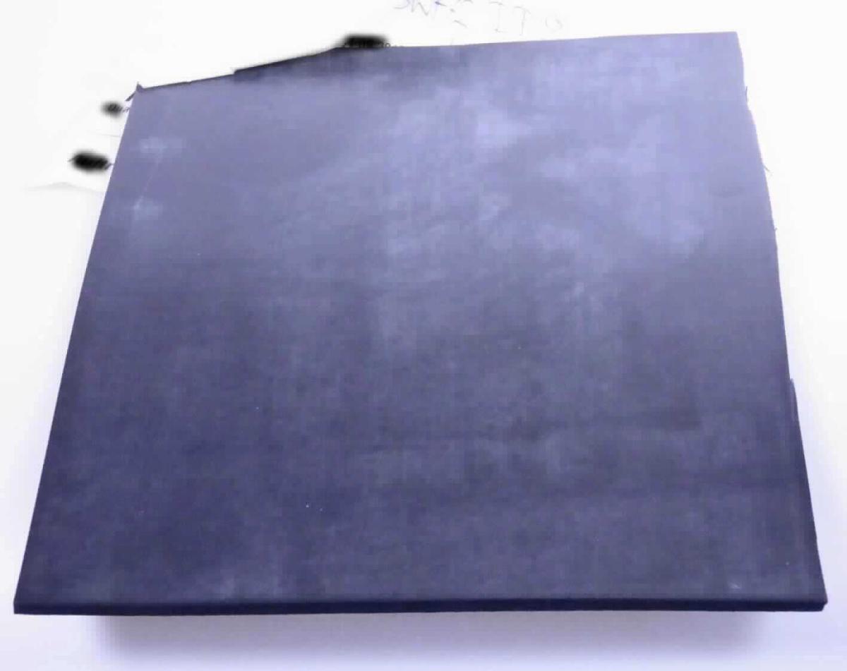 Angaben des Antragstellers:
Fluorkautschukmischung für den industriellen Zweck

Feststellungen an einem Warenmuster:
Es wurde ein rechteckiger Abschnitt einer Matte aus einem schwarzen, elastischen Material vorgelegt.

Befund:
Bei Fluorelastomeren handelt es sich um Kunststoffe im Sinne der Anmerkung 1 zu Kapitel 39. Danach liegt eine Kunststoffplatte im Sinne der Position 3920 vor.