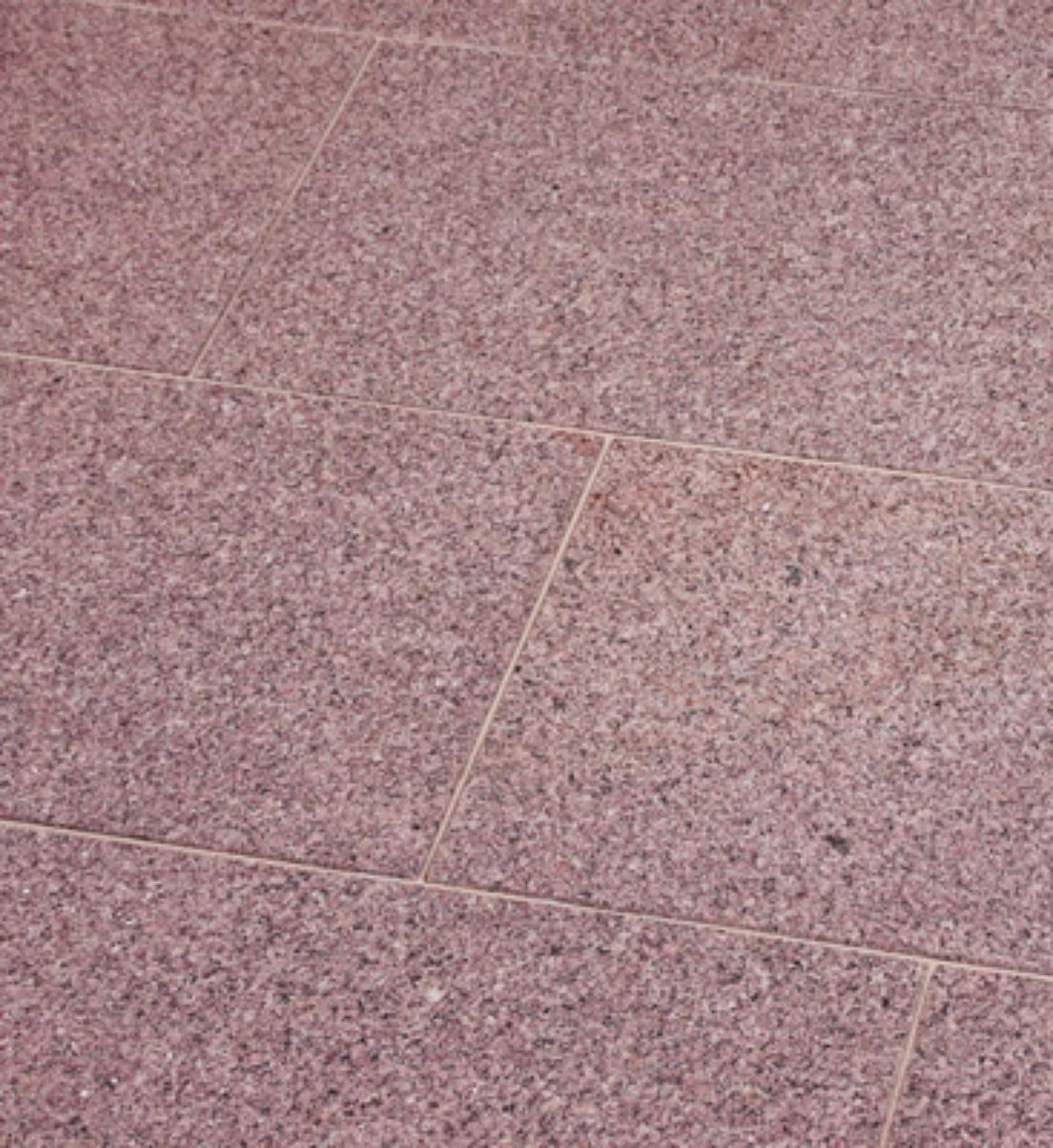 Angaben:
Terrassenplatten SCANDIC RED satiniert; Bearbeitung: Oberfläche geflammt und gebürstet, Kanten gefast, Seiten gesägt; Material: Granit;  Farbe: rot

Befund:
Bearbeitete Werksteine und Waren daraus, Granit, poliert, verziert oder anders bearbeitet, jedoch ohne Bildhauerarbeit, mit einem Eigengewicht von 10 kg oder mehr.