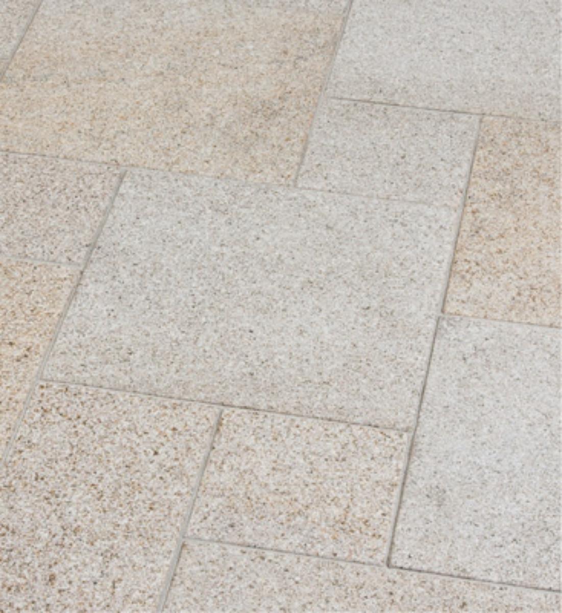 Angaben:
Terrassenplatten SOL EXACTA gestockt; Bearbeitung: Oberfläche gestockt, Kanten gefast, Seiten gesägt; Material: Granit; Farbe: gelb-graublau.

Befund:
Pflasterplatten aus Naturstein.