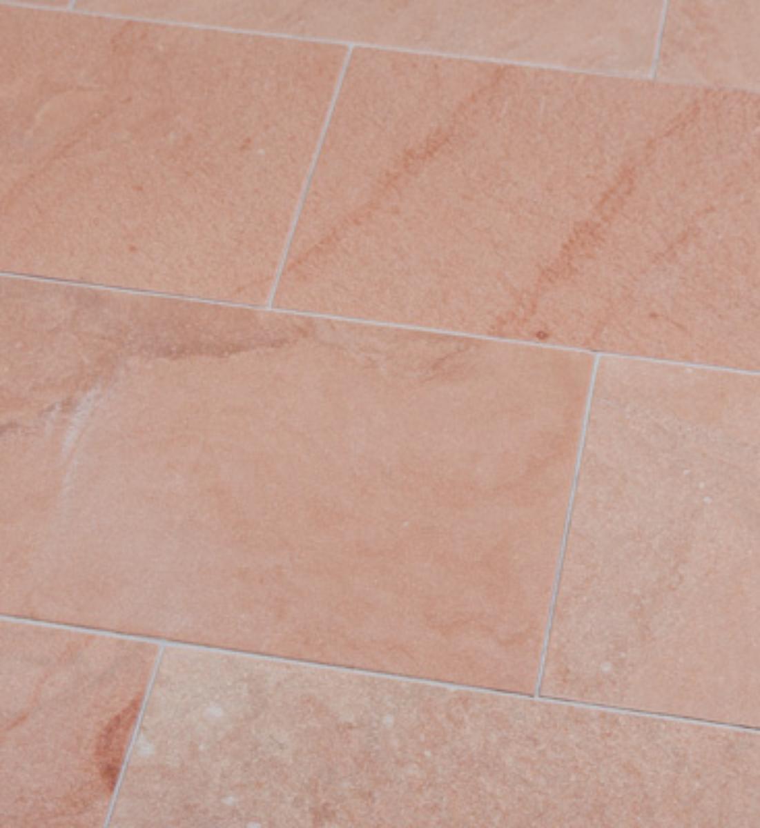 Angaben:
Terrassenplatten ARAVALLI; Bearbeitung: Oberfläche geflammt, Kanten gefast, Seiten gesägt; Material: Sandstein; Farbe: terracotta-orange.

Befund:
Bearbeitete Werksteine und Waren daraus.