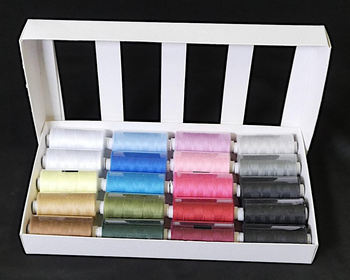 Nähgarnset, Foto siehe Anlage,
- als 20-teiliges Sortiment (in unterschiedlichen Farben) in einer Pappschachtel verpackt,
- gefärbte bzw. gebleichte Garne (laut Antrag mit einer Länge von 500 m) aus synthetischen 
  Spinnfasern (laut Antrag Polyester),
- gezwirnt, mit einer Z-Drehung als letzter Drehung,
- appretiert für die Verwendung als Nähgarn,
- auf einer Unterlage (Spule aus Pappe) aufgemacht, mit einem Gewicht einschließlich der
  Unterlage von ca. 17 g (= Garn in Aufmachung für den Einzelverkauf),
- mit einem Titer von weniger als 10.000 dtex (kein Bindfaden).

"Nähgarne aus synthetischen Spinnfasern, in Aufmachungen für den Einzelverkauf"