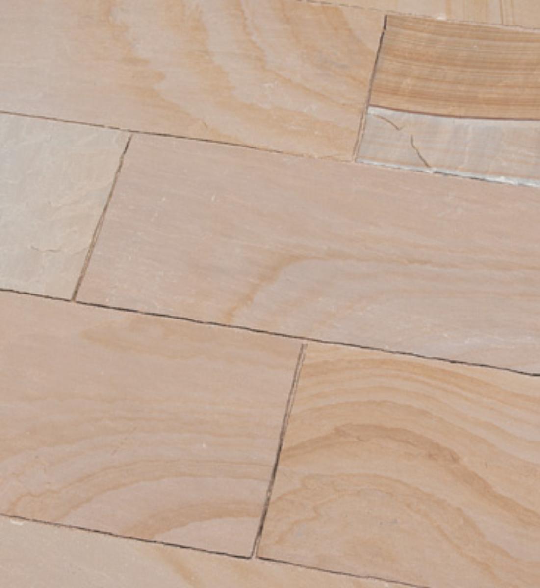 Angaben:
Terrassenplatten BOLERO CLASSIC satiniert; Bearbeitung: Oberfläche spaltrau und gebürstet, Unterseite kalibriert, Seiten handbekantet; Material: Sandstein; Farbe: beige-sand-grau-braun.

Befund:
Bearbeitete Werksteine und Waren daraus, poliert, verziert oder anders bearbeitet, jedoch ohne Bildhauerarbeit, mit einem Eigengewicht von 10 kg oder mehr.
