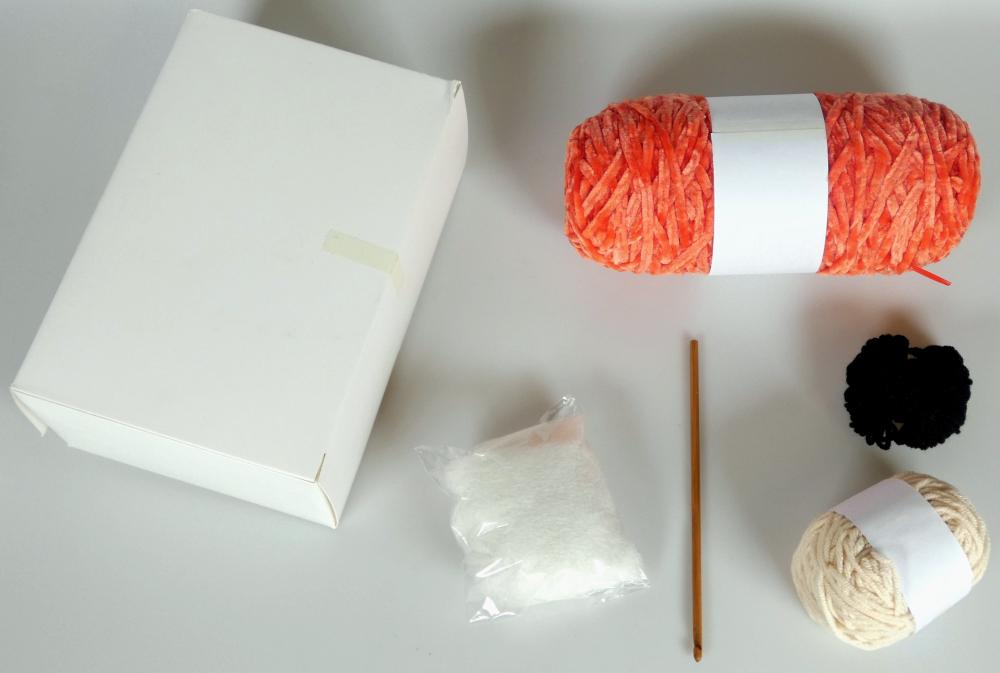 Häkel-Set, Foto siehe Anlage,
- als Warenzusammenstellung, bestehend aus drei Garnen, Füllwatte, einer Häkelnadel, einer 
  Stopfnadel und laut Antrag einer Anleitung,
- gemeinsam in einer Pappschachtel für den Einzelverkauf aufgemacht und zur Befriedigung eines 
  speziellen Bedarfs zusammengestellt,
- Garne:
-- Chenillegarn,
--- als Meterware im Knäuel mit einer unbedruckten Papierbanderole versehen, laut Antrag mit 
    einer Länge von 220 m und einem Gewicht von 150 g,
--- aus synthetischen Chemiefasern (laut Antrag Polyester),
-- zwei Garne, jeweils:
--- als Meterware im Knäuel, ein Knäuel mit einer unbedruckten Papierbanderole versehen, laut 
    Antrag mit einer Länge von 8 m bzw. 40 m und einem Gewicht von 4 g bzw. 20 g,
--- gezwirnt, mit einer S-Drehung als letzter Drehung, u. a. damit kein Nähgarn,
--- aus synthetischen Spinnfasern (laut Antrag Acryl),
--- mit einem Titer von weniger als 10.000 dtex (kein Bindfaden),
- Füllmaterial:
-- in einem Polybeutel verpackt,
-- aus losen synthetischen Spinnfasern (laut Antrag Polyester),
- Häkelnadel:
-- mit einer Länge von ca. 15 cm,
-- aus augenscheinlich Holz,
- Stopfnadel:
-- mit einer Länge von ca. 6﻿,﻿8 cm, 
-- aus augenscheinlich Kunststoff,
- erfüllt als Handarbeitsset nicht die Bedingungen zur Einreihung in die Position 9503,
- insbesondere im Hinblick auf den Umfang (Lauflänge/Gewicht) bestimmt das Chenillegarn den 
  Charakter der Warenzusammenstellung.

"Chenillegarn"