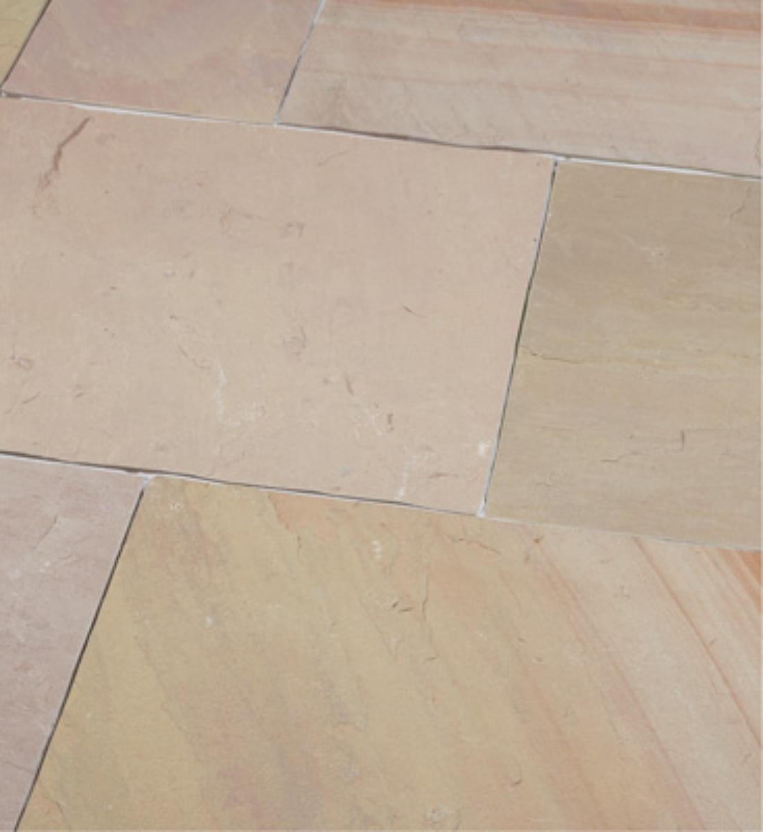 Angaben:
Terrassenplatten MANDRA DELUXE; Bearbeitung: Oberfläche spaltrau, Kanten gefast, Seiten gesägt, Unterseite kalibriert; Material: Sandstein; Farbe: gelb-hellbeige.

Befund:
Bearbeitete Werksteine und Waren daraus.