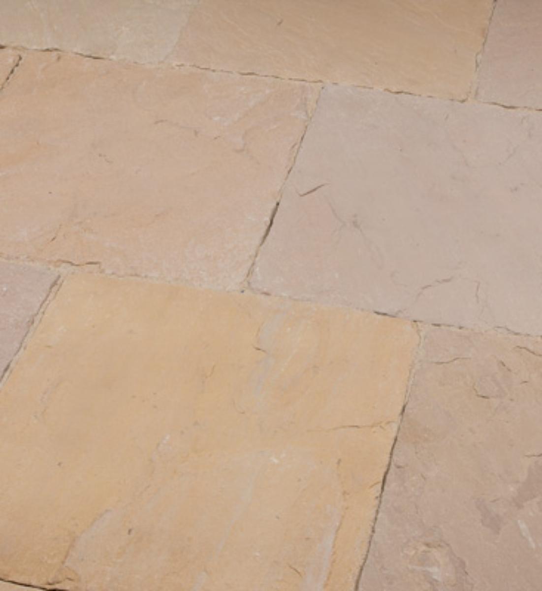 Angaben:
Terrassenplatten MANDRA EXTRA satiniert; Bearbeitung: Oberfläche spaltrau, getrommelt und gebürstet, Seiten handbekantet, Unterseite kalibriert; Material: Sandstein; Farbe: gelb-hellbeige.

Befund:
Bearbeitete Werksteine und Waren daraus.