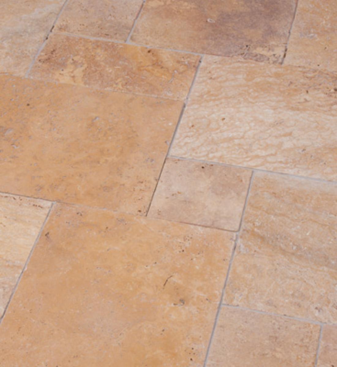 Angaben:
Terrassenplatten DORATO antik; Bearbeitung: Oberfläche geschliffen, Kanten getrommelt, Seiten gesägt; Material: Travertin; Farbe: gold-gelb-beige.

Befund:
Bearbeitete Werksteine und Waren daraus, Travertin.