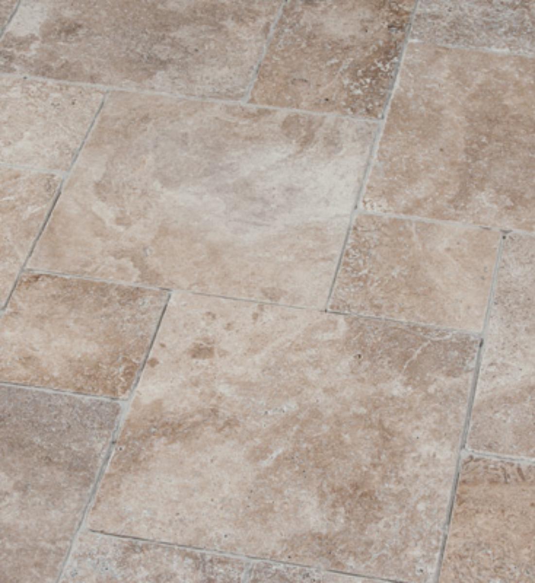 Angaben:
Terrassenplatten NOCE TOROSA® antik; Bearbeitung: Oberfläche geschliffen, Kanten getrommelt, Seiten gesägt; Material: Travertin; Farbe: hellbraun.

Befund:
Bearbeitete Werksteine und Waren daraus, Travertin.