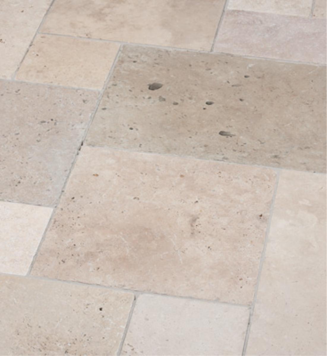 Angaben:
Terrassenplatten COLORATO antik; Bearbeitung: Oberfläche antik, Kanten getrommelt, Seiten gesägt; Material: Travertin; Farbe: beige-grau-braun.

Befund:
Bearbeitete Werksteine und Waren daraus, Travertin.