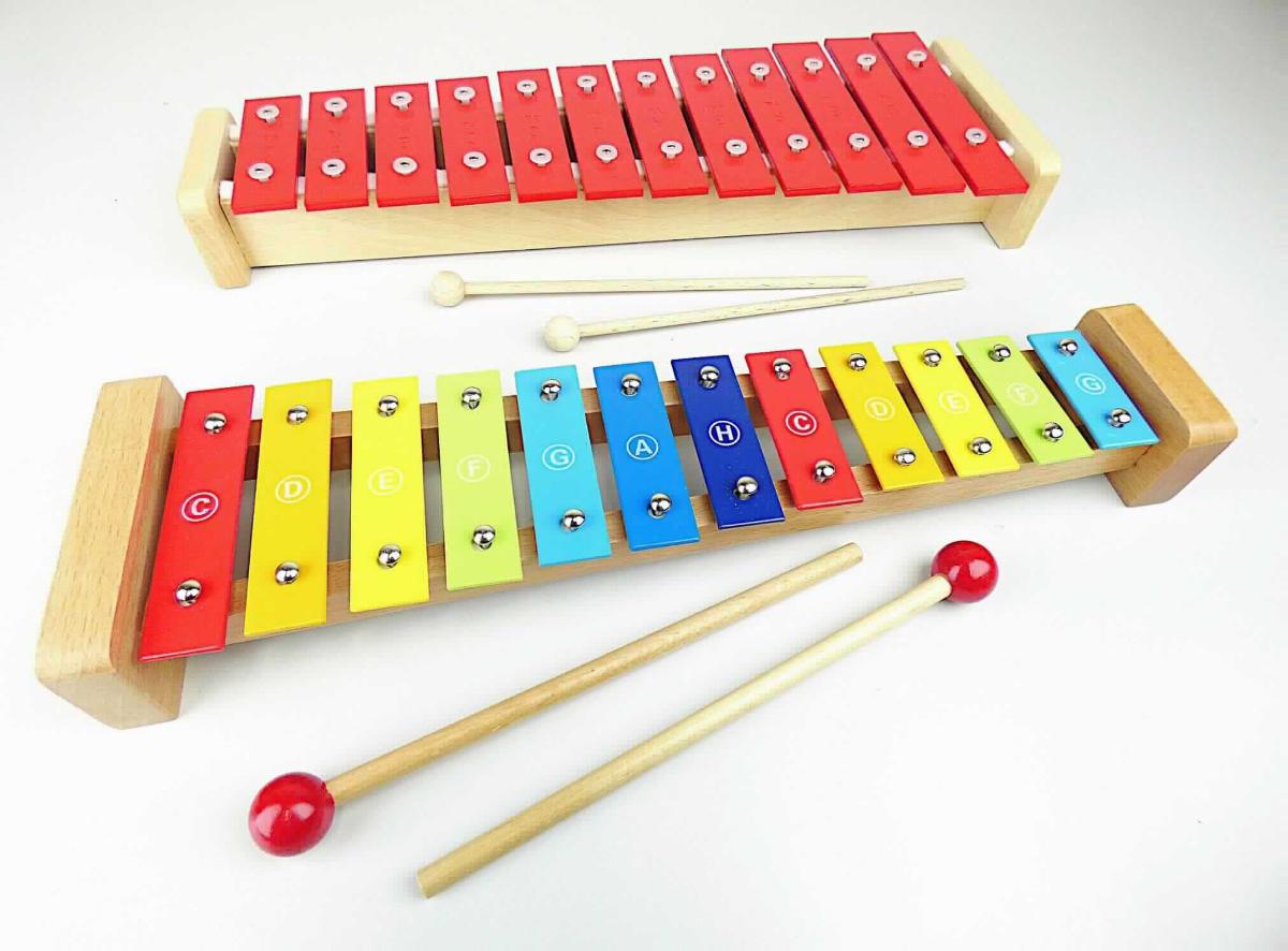 Bei der als " Xylophon - Artikel 61907 und 61991" bezeichneten Ware handelt es sich um zwei Metallophone (sog. Glockenspiele) mit jeweils zwei Klöppeln aus Holz. 

Die in zwei Ausführungen vorliegenden Erzeugnisse mit den Abmessungen von ca. 37,5 cm x 10,5 cm x 4,5 cm bzw. 39 cm x 14 cm x 4,5 cm (L x B x T) bestehen jeweils aus einem Rahmen aus Holz und 12 darauf mit Nägeln befestigten und mit Unterlegscheiben bzw. Streifen aus Filz unterlegten, unterschiedlich gestimmten und verschiedenfarbigen bzw. einfarbig rot gestalteten Metallstäben mit Tonbezeichnungen. Durch das Anschlagen der Metallstäbe mit den Klöppeln werden diese zum Schwingen gebracht und die Töne erzeugt.

Die in buntbedruckten Pappkartons verpackten Waren sind als "Schlaginstrument" einzureihen.