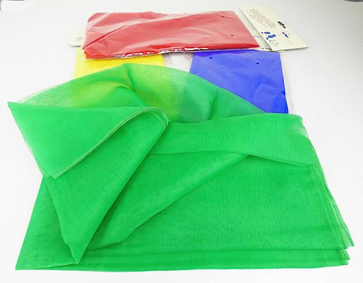 Halstücher, sog. Jongliertücher, Art. 15535, 15536, 15537, 15538 , Foto siehe Anlage,
- jeweils ein Tuch in einem Polybeutel mit bedrucktem Pappaufhänger verpackt,
- in quadratischer Form mit den Abmessungen: ca. 140 cm x 140 cm,
- aus jeweils ca. 0,1 mm dicken, einfarbigen, durchscheinenden Geweben aus laut Antrag 100% Nylon 
  (synthetische Chemiefasern),
- an den Rändern durch Überwendlichnähte gesäumt (somit konfektioniert),
- ohne Hinweise auf Handarbeit,
- erfüllt die Merkmale zur Einreihung als Halstuch, somit keine Ware der Position 6307 oder des Kapitels 95.

"Halstücher aus Geweben, aus synthetischen Chemiefasern, nicht handgearbeitet"