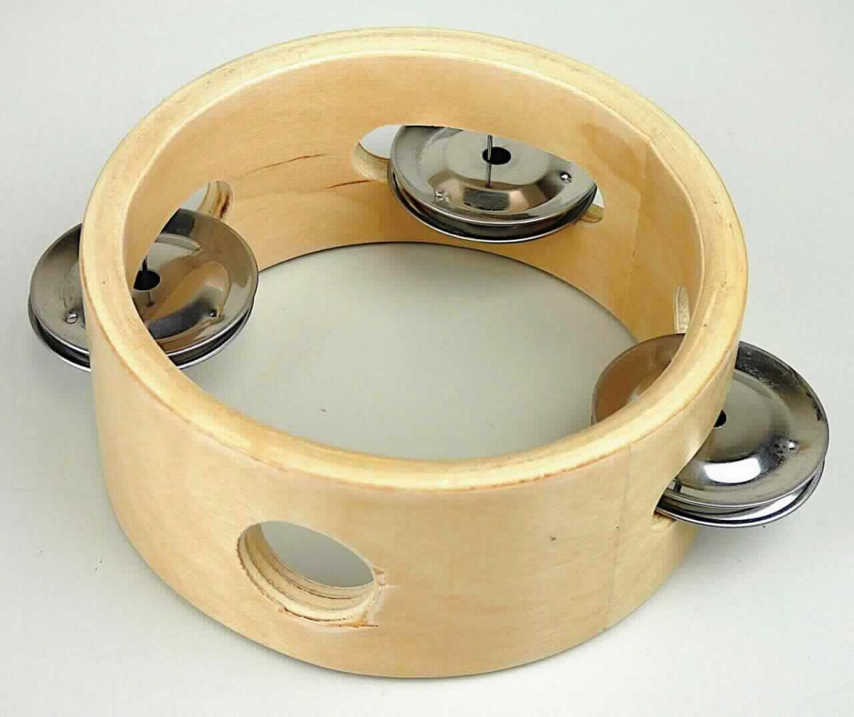Bei dem sog. "Tamburin - Artikel UC087" handelt es sich um einen Schellenring bestehend aus einem ca 10 cm x 4,5 cm (d x H) großen Holzring / Holzreif mit einem Fingerdurchgriff, mit drei paarweise im Ring angebrachten Schellen aus unedlem Metall, die durch Schlagen oder Schütteln des Reifs zum Klingen gebracht werden.

Die Ware, die hinsichtlich ihrer Größe auf die Körpergröße von Kindern abgestimmt ist und dem Musizieren dient, ist in einer Blisterverpackung mit bedruckter Pappkarte aufgemacht und als "Schlaginstrument" einzureihen.