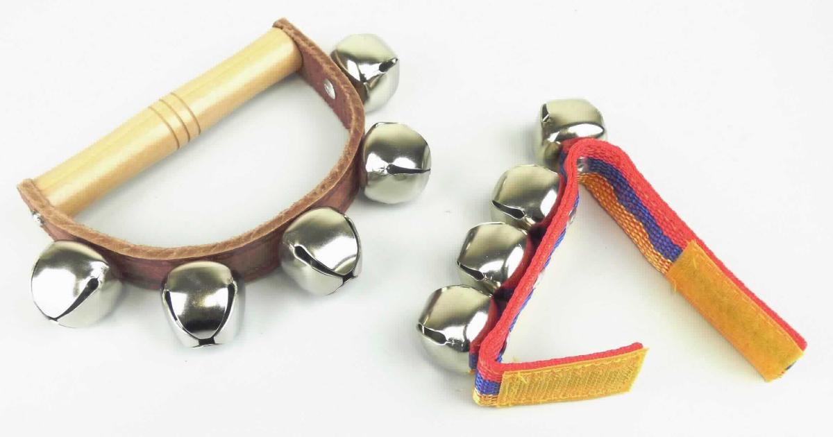 Bei den vorliegenden Waren handelt es sich um einen sog. Schellenkranz (Art. UC135), bestehend aus einem Holzgriff und einem Lederband, an dem 5 Glöckchen (Schellen) aus unedlem Metall befestigt sind und einem sog. Schellenband (Art. 61996), bestehend aus einem Spinnstoffband (Nylon lt. Astin) mit Klettverschluss, an dem 4 Glöckchen (Schellen) aus unedlem Metall vernietet sind. Das Schellenband kann am Hand- oder Fußgelenk befestigt werden.

Die Schellen werden entweder durch Schütteln oder Schlagen mit der Hand (Schellenkranz) oder durch entsprechende Arm- bzw. Beinbewegungen (Schellenband) zum Erklingen gebracht. 

Die Waren sind als "Schlaginstrumente" einzureihen.
