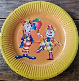 Pappteller:
Es handelt sich um runde Teller mit geprägten leicht hochgezogenen Rändern aus Pappe aus Halbstoff aus Holz mit einem Durchmesser von etwa 23 cm. Die Pappe ist einseitig mit der comicartigen Abbildung von Clowns bedruckt und mit einer dünnen Schicht aus Kunststoff überzogen, deren Dicke weniger als die Hälfte der Gesamtdicke ausmacht. Die Teller sind zum einmaligen Gebrauch bestimmt und zu 10 Stück in Kunststofffolie eingeschweißt und etikettiert.

Abbildung siehe Anlage.

Derartige Waren gehören als "andere Waren aus Pappe, Tabletts, Schüsseln und Teller, aus anderem Halbstoff als aus Bambus" zur Codenummer 4823 69 10 00 0 des Zolltarifs.