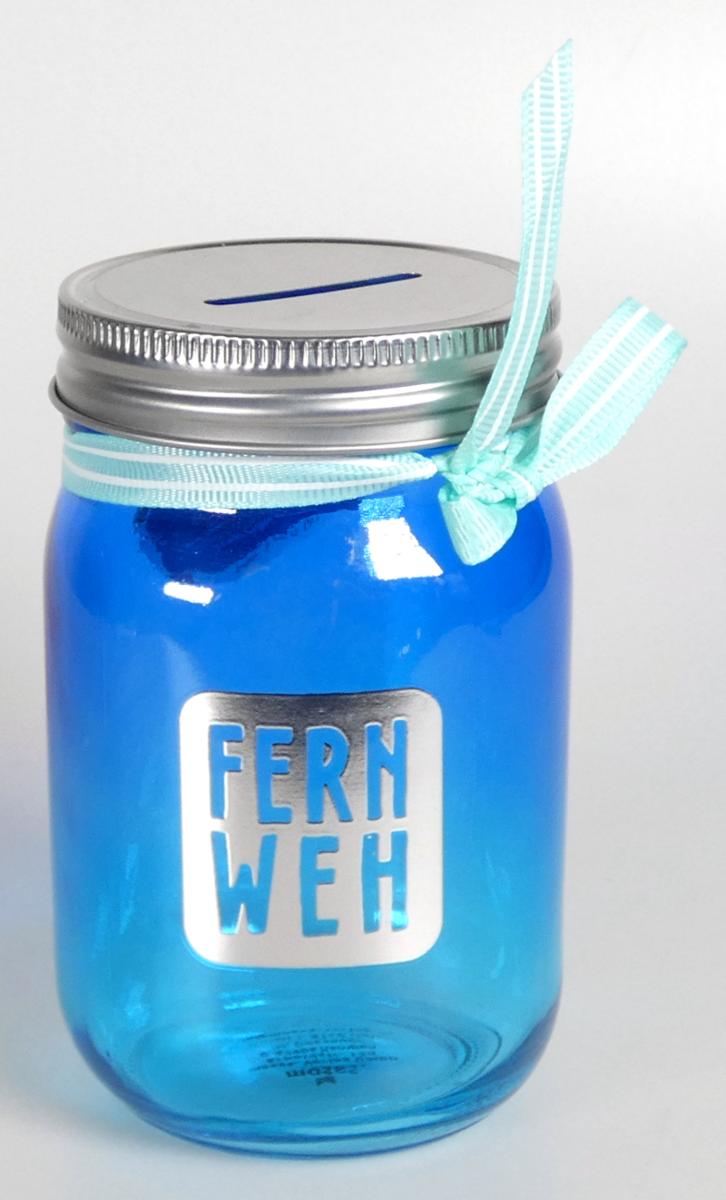 Spardose, Foto siehe Anlage,
- zylinderförmiges Gefäß aus klarsichtigem, blau gefärbtem Glas; ohne Hinweise auf Glaskeramik
  oder Bleikristall,
- - an der Vorderseite mit einem Motiv bedruckt,
- - mit einem Schraubgewinde am oberen Rand,
- mit einem Deckel aus unedlem Metall,
- - mit einer schlitzartigen Aussparung,
- am oberen Rand mit einem Band aus Spinnstoffen sowie mit einem daran befestigten Anhänger
  aus unedlem Metall und einem Anhänger aus Pappe verziert,
- mit den Abmessungen: ca. 7 cm (Durchmesser) x 12 cm (Höhe),
- das Glas bestimmt aufgrund des Umfangs den wesentlichen Charakter der Ware.

"Glasware zur Innenausstattung, aus gewöhnlichem Glas"