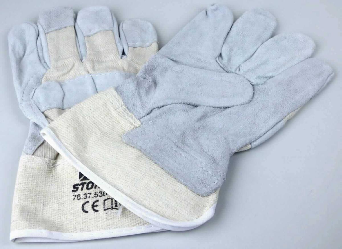 Schutzhandschuhe, sog. Kernspaltleder-Handschuhe, A3-Artikelnummer 7637530, Foto siehe Anlage,
- als Fünffingerhandschuhe gearbeitet,
- im Bereich der Innenhand, der Knöchel, des gesamten Daumens und Zeigefingers, der Innenseiten und Kuppen
  der anderen Finger und der Fingerzwischenräume aus Leder (laut Antrag Chromkernspaltleder),
- im Bereich des restlichen Handrückens aus Geweben aus Spinnstoff,
- mit einer Stulpe,
- - aus Geweben aus Spinnstoff,
- - unterhalb des Handgelenks mit einem Pulsschutz aus Leder,
- - am unteren Rand mit einem weißen Gewebestreifen eingefasst,
- - mit einem Firmenlogo bedruckt,
- im Bereich der Innenhand mit gerauten Gewirken aus Spinnstoffen gefüttert,
- am Handrücken oberhalb des Handgelenks elastisch verengt,
- das Leder verleiht den Schutzhandschuhen nach dem Umfang und insbesondere aufgrund seiner Bedeutung
  in Bezug auf die Verwendung ihren wesentlichen Charakter.

"Bekleidungszubehör, aus Leder, Fingerhandschuhe, Schutzhandschuhe für alle Berufe"