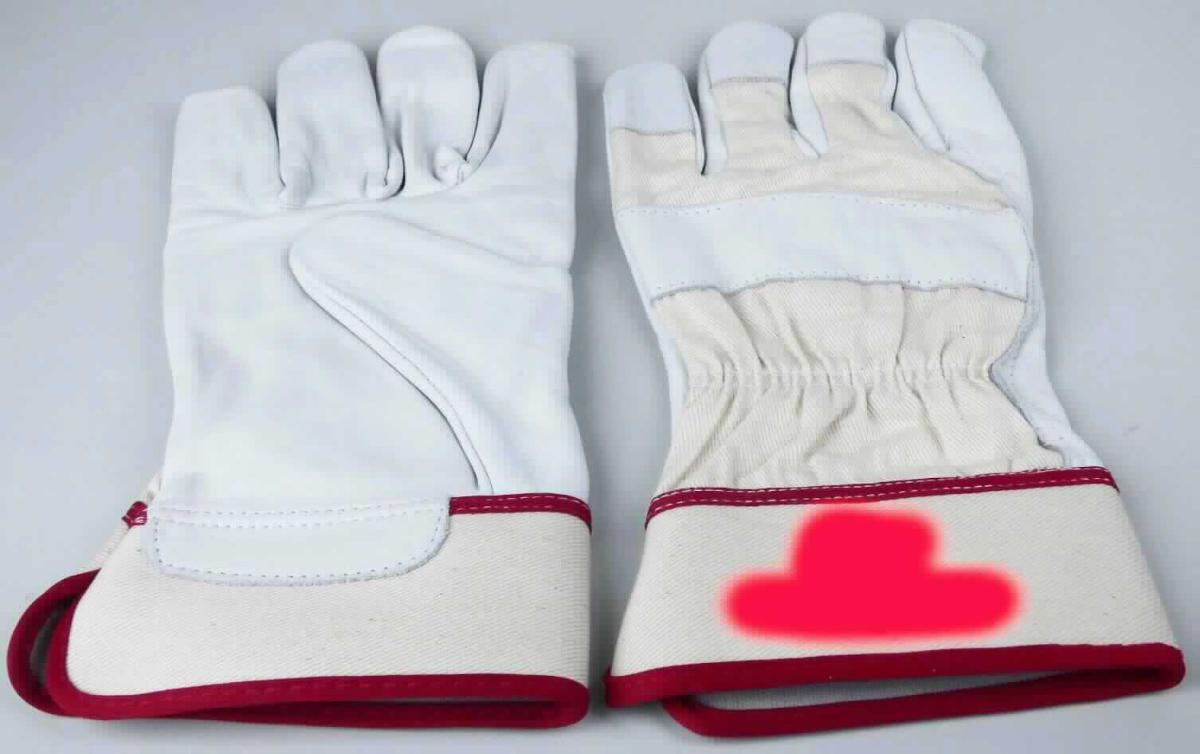 Schutzhandschuhe, sog. Vollleder-Handschuhe Phoenix, A3-Artikelnummer 7640554, Foto siehe Anlage,
- als Fünffingerhandschuhe gearbeitet,
- im Bereich der Innenhand, der Knöchel, des gesamten Daumens und Zeigefingers, der Innenseiten und Kuppen
  der anderen Finger und der Fingerzwischenräume aus Leder (laut Antrag Rindvollleder),
- im Bereich des restlichen Handrückens aus Geweben aus Spinnstoff,
- mit einer Stulpe,
- - aus Geweben aus Spinnstoff,
- - unterhalb des Handgelenks mit einem Pulsschutz aus Leder,
- - am oberen und am unteren Rand mit einem roten Gewebestreifen eingefasst,
- - mit einem Firmenlogo und -schriftzug bedruckt,
- im Bereich der Innenhand mit gerauten Gewirken aus Spinnstoffen gefüttert,
- am Handrücken oberhalb des Handgelenks elastisch verengt,
- das Leder verleiht den Schutzhandschuhen nach dem Umfang und insbesondere aufgrund seiner Bedeutung
  in Bezug auf die Verwendung ihren wesentlichen Charakter.

"Bekleidungszubehör, aus Leder, Fingerhandschuhe, Schutzhandschuhe für alle Berufe"