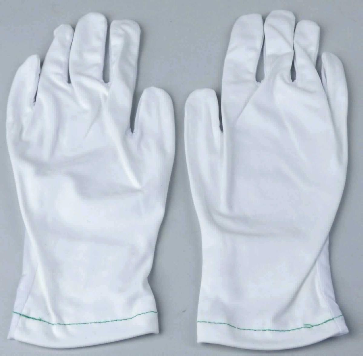 Handschuhe, sog. Uhrmacher-Handschuhe, Art. 7649706, Größe 6, Foto siehe Anlage,
- laut Antrag:
-- als Fünffingerhandschuhe gearbeitet,
-- mit einer Handinnenseite aus ca. 0,5 mm dicken, einfarbigen Gewirken aus 100 % Polyester und einer 
   Handaußenseite aus ca. 0,3 mm dicken, einfarbigen Gewirken aus 83 % Polyester und 17 % Elasthan
   (beides synthetische Chemiefasern),
-- am unteren Rand durch Umschlagen und Festnähen gesäumt.

"Fingerhandschuhe, aus Gewirken, andere als in Unterposition 6116 10 genannte, aus synthetischen Chemiefasern"