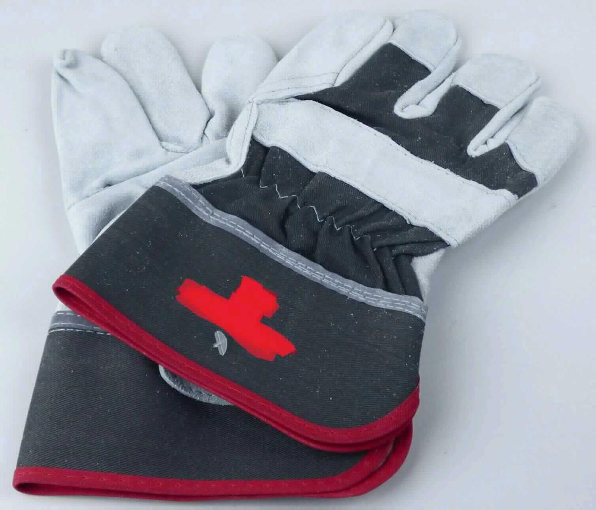 Schutzhandschuhe, sog. Spaltleder-Handschuhe Cooper, A3-Artikelnummer 7643910, Foto siehe Anlage,
- als Fünffingerhandschuhe gearbeitet,
- im Bereich der Innenhand, der Knöchel, des gesamten Daumens und Zeigefingers, der Innenseiten und Kuppen
  der anderen Finger und der Fingerzwischenräume aus Leder (laut Antrag Ochsenspaltleder),
- im Bereich des restlichen Handrückens aus Geweben aus Spinnstoff (laut Antrag Baumwolle),
- mit einer Stulpe,
- - aus Geweben aus Spinnstoff,
- - unterhalb des Handgelenks mit einem Pulsschutz aus Leder,
- - am oberen Rand mit einem reflektierenden Gewebestreifen ausgestattet; am unteren Rand mit einem roten
    Gewebestreifen eingefasst,
- - mit einem Firmenlogo und -schriftzug bedruckt,
- im Bereich der Innenhand mit gerauten Gewirken aus Spinnstoffen gefüttert,
- am Handrücken oberhalb des Handgelenks elastisch verengt,
- das Leder verleiht den Schutzhandschuhen nach dem Umfang und insbesondere aufgrund seiner Bedeutung
  in Bezug auf die Verwendung ihren wesentlichen Charakter.

"Bekleidungszubehör, aus Leder, Fingerhandschuhe, Schutzhandschuhe für alle Berufe"