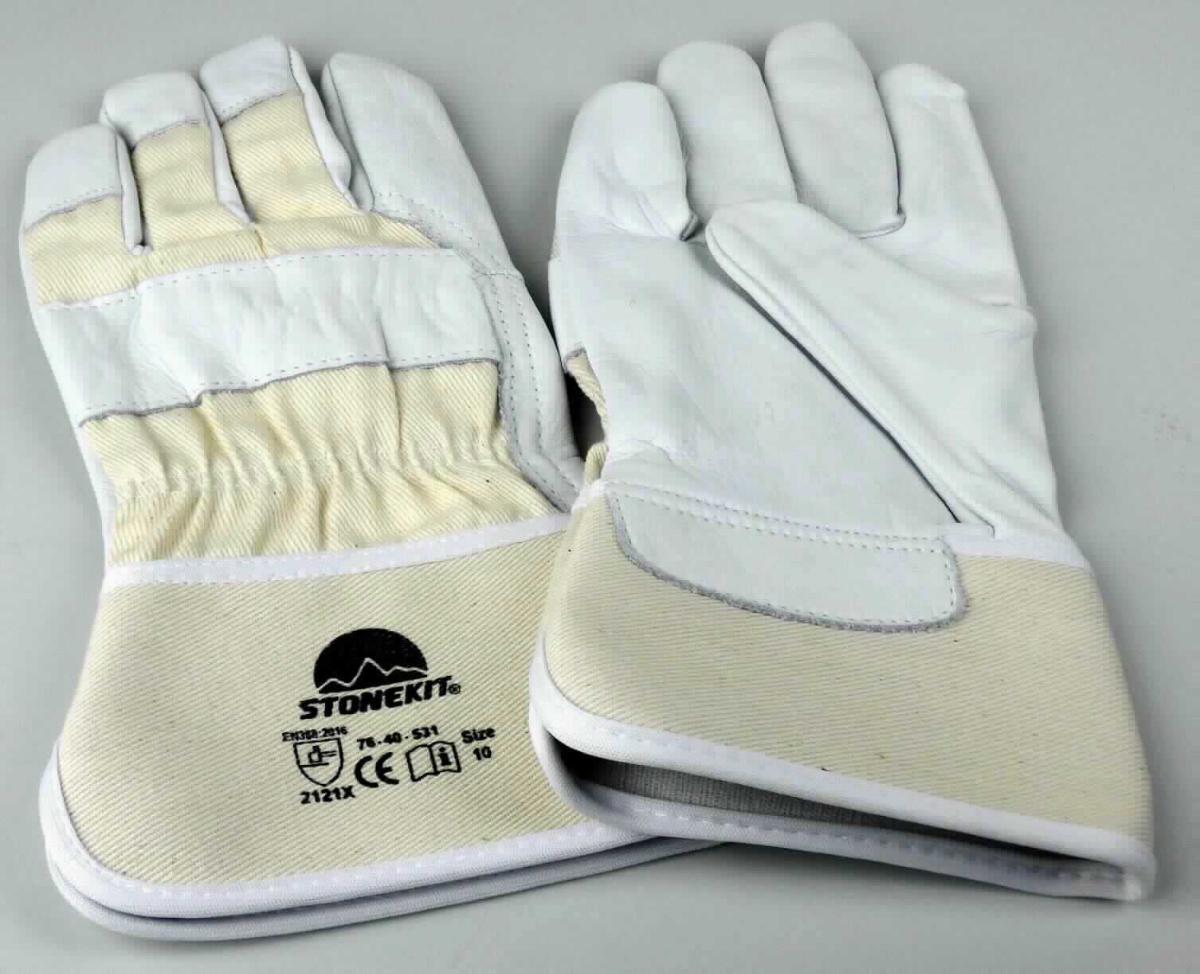 Schutzhandschuhe, sog. Vollleder-Handschuhe Super, A3-Artikelnummer 7640531, Foto siehe Anlage,
- als Fünffingerhandschuhe gearbeitet,
- im Bereich der Innenhand, der Knöchel, des gesamten Daumens und Zeigefingers, der Innenseiten und Kuppen
  der anderen Finger und der Fingerzwischenräume aus Leder (laut Antrag Rindvollleder),
- im Bereich des restlichen Handrückens aus Geweben aus Spinnstoff,
- mit einer Stulpe,
- - aus Geweben aus Spinnstoff,
- - unterhalb des Handgelenks mit einem Pulsschutz aus Leder,
- - am oberen und am unteren Rand mit einem weißen Gewebestreifen eingefasst,
- - mit einem Firmenlogo und Informationen zur Schutzwirkung bedruckt,
- im Bereich der Innenhand mit gerauten Gewirken aus Spinnstoffen gefüttert,
- am Handrücken oberhalb des Handgelenks elastisch verengt,
- das Leder verleiht den Schutzhandschuhen nach dem Umfang und insbesondere aufgrund seiner Bedeutung
  in Bezug auf die Verwendung ihren wesentlichen Charakter.

"Bekleidungszubehör, aus Leder, Fingerhandschuhe, Schutzhandschuhe für alle Berufe"