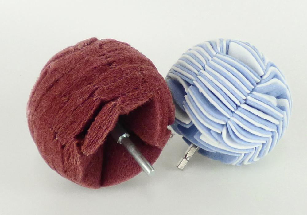 Polierscheibe, sog. Polierballset, Art. 7842276, 8679564, Foto siehe Anlage,
- als Set aus zwei Polierscheiben in einem Karton aus Pappe verpackt,
- kugelförmig, mit unterschiedlichen Durchmessern,
- aus mehreren nebeneinander bzw. übereinander liegenden Lagen aus einem mit Bindemittel
  verfestigen Vliesstoff aus synthetischen Chemiefasern (laut Antrag Nylon), 
- am unteren Ende mittig mit einer runden Aussparung, mit einer Einfassung aus augenscheinlich
  unedlem Metall, zum Einbringen in die Bohrmaschine,
- u. a. durch Zusammenfügen konfektioniert,
- weist von der Konzeption her besondere Merkmale auf, die erkennen lassen, dass die Ware als
  Polierscheibe für eine Bohrmaschine verwendet wird.

"Ware des technischen Bedarfs aus Spinnstoffen, aufgeführt in Anmerkung 8 zu diesem Kapitel,
 andere als in den Unterpositionen 5911 1000 00 bis 5911 9099 50 genannte"