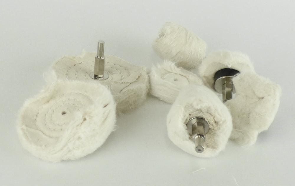 Polierscheibe, sog. Polierset, Art. 7842276, 8734370, Foto siehe Anlage,
- als Set aus acht Polierscheiben in einem Karton aus Pappe verpackt,
- in unterschiedlichen geometrischen Formen, mit unterschiedlichen Durchmessern,
- mehrlagig, aus kreisförmigen Zuschnitten aus Geweben aus Baumwolle, an den Rändern ausgefranst,
- teilweise mit Nähten versteppt,
- in der Mitte mit einer runden Aussparung, teilweise mit einer Einfassung aus augenscheinlich unedlem
  Metall sowie teilweise aus Kunststoff, zum Einbringen in die Bohrmaschine,
- u. a. durch Zusammenfügen konfektioniert,
- weist von der Konzeption her besondere Merkmale auf, die erkennen lassen, dass die Ware als
  Polierscheibe für eine Bohrmaschine verwendet wird.

"Ware des technischen Bedarfs aus Spinnstoffen, aufgeführt in Anmerkung 8 zu diesem Kapitel,
 andere als in den Unterpositionen 5911 1000 00 bis 5911 9099 50 genannte"