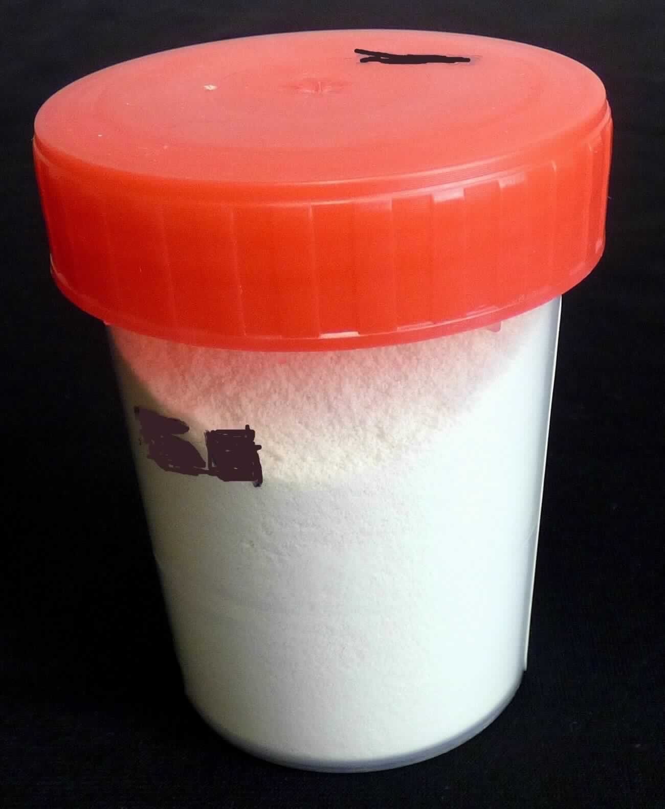 Milchproteinpulver zur Verwendung in der Lebensmittelindustrie

Antragsangaben:
Pulver hergestellt aus einer Mischung von Molkenproteinpulver, Magermilchpulver und Milchproteinpulver;
in Säcken à 25 kg und Big Bag bis 1000 kg.

Ein Warenmuster und Angaben zur Zusammensetzung und Herstellung wurden vorgelegt.
Beschaffenheit der vorgelegten Warenprobe:
Hellgelbes, leicht körniges Pulver mit milchigem Geruch.

Milchfett*: mehr als 1,5 bis 27 GHT
Milchprotein bezogen auf die Trockenmasse *: nicht mehr als 85 GHT
Zucker, Süßmittel*: nicht enthalten
*: gemäß Antragsangaben

Erzeugnis aus natürlichen Milchbestandteilen, ohne Zusatz von Zucker oder anderen Süßmitteln, mit einem Milchfettgehalt von mehr als 1,5 bis 27 GHT.