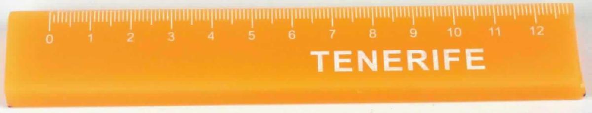 Es handelt um ein ca. 14 x 2,3 cm langes Radiergummi aus - laut wissenschaftlichem Untersuchungsergebnis - PVC, einem Kunststoff im Sinne der Anmerkung 1 zu Kapitel 39. Die Ware ist einseitig mit einer Messskala (0 bis 12,8 cm) bedruckt.

Eine Einreihung als "Längenmessgerät für den Handgebrauch" in die Position 9017 kommt nicht in Betracht. Der  hauptsächliche Verwendungszweck ist das Radieren, damit ist der Positionswortlaut nicht erfüllt. Eine Einreihung scheidet in das Kapitel 49 ebenfalls aus, da der Druck im Hinblick auf die Verwendung nur nebensächlich ist.

Derartige Erzeugnisse werden als "andere Ware aus Kunststoffen, Büro- und Schulartikel" eingereiht.