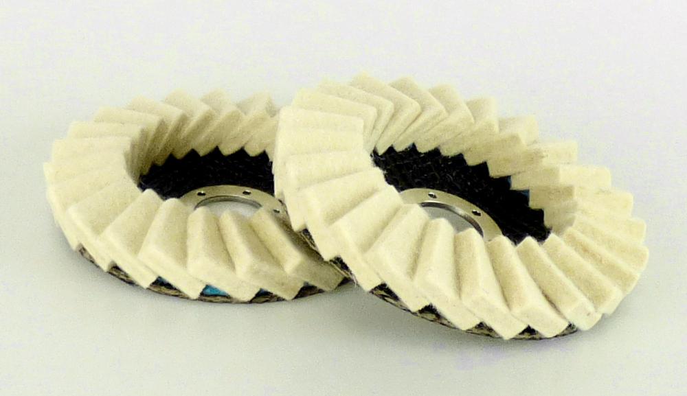 Polierscheiben, sog. Fächerpolierset, Art. 7842276, 8681372, Foto siehe Anlage,
- als Set aus zwei Polierscheiben in einem Karton aus Pappe verpackt,
- kreisförmig, mit einem Durchmesser von ca. 11,5 cm und einer Gesamtdicke von ca. 1,7 cm,
- zweilagig gearbeitet:
-- mit einer Außenseite:
--- aus mehreren versetzt übereinander liegenden, mit Bindemittel verfestigen Zuschnitten aus Vliesstoff
    aus laut Antrag Wolle, 
-- mit einer Unterseite:
--- aus mehrlagigem Zuschnitt aus Geweben aus Spinnstoffen,
- am unteren Ende mittig mit einer runden Aussparung, mit einer Einfassung aus augenscheinlich
  unedlem Metall, zum Einbringen in die Poliermaschine,
- u. a. durch Zusammenfügen konfektioniert,
- weist von der Konzeption her besondere Merkmale auf, die erkennen lassen, dass die Ware als
  Polierscheibe für eine Poliermaschine verwendet wird.

"Ware des technischen Bedarfs aus Spinnstoffen, aufgeführt in Anmerkung 8 zu diesem Kapitel,
 andere als in den Unterpositionen 5911 1000 00 bis 5911 9099 50 genannte"