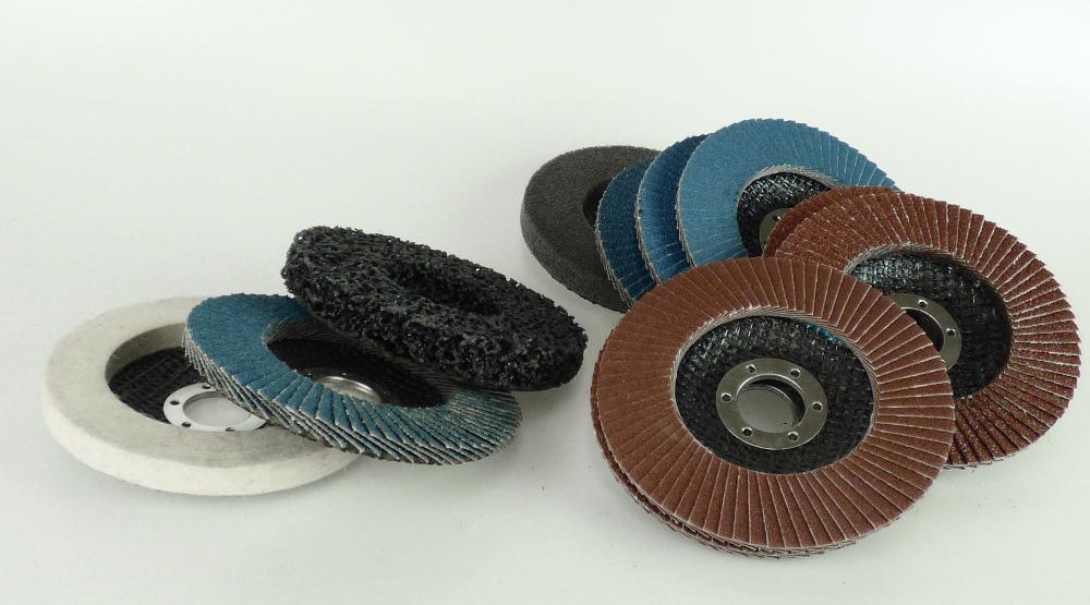 Angaben:
Polierscheibenset 11-teilig; Material: Aluminiumoxid, Zirconia Aluminiumoxid, Wolle, Nylon.

Warenbeschaffenheit:
3 runde, schwarze Scheiben mit metallverstärktem Innenloch, auf einer Seite fächerförmig aufgeklebte, annähernd rechteckige, blaue Schleifpapiere/gewebe; 3 runde, schwarze Scheiben mit metallverstärktem Innenloch, auf einer Seite fächerförmig aufgeklebte, annähernd rechteckige, rotbraune Schleifpapiere/gewebe; 1 runde, schwarze Scheibe mit metallverstärktem Innenloch, auf einer Seite mit einem Ring aus weißer Wolle; 1 runde, schwarze Scheibe mit metallverstärktem Innenloch, auf einer Seite mit einem schwarzen Ring; 1 runde, schwarze Scheibe mit metallverstärktem Innenloch, auf einer Seite mit einem Ring aus schwarzem, hartem, porösem faserartigen Material, gemeinsam verpackt in einem Karton.

Befund:
Natürliche oder künstliche Schleifmittel, in Pulver- oder Körnerform, auf einer Unterlage aus anderen Stoffen, auch zugeschnitten, genäht oder anders zusammengefügt.
Warenzusammenstellung, bei der im Sinne der AV 3b) die Fächerschleifscheiben im Hinblick auf die Menge als charakterbestimmend angesehen werden.