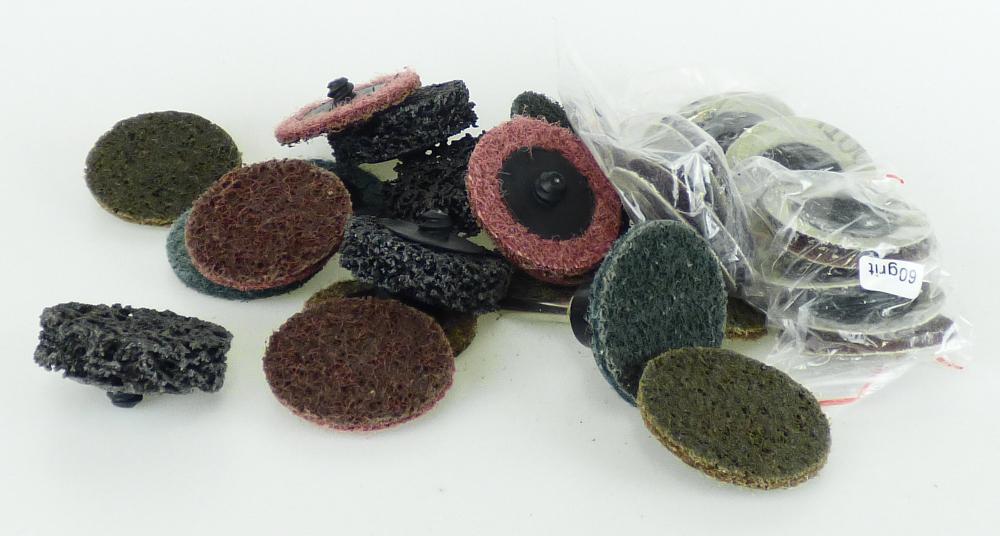 Angaben:
Polierscheibenset 35-teilig; Material: Aluminiumoxid, Nylon.

Warenbeschaffenheit:
3 Griptüten (60, 80 und 100 grit), jeweils beinhaltend 5 runde, rotbraune Schleifpapiere/gewebe auf Kunststoffvorrichtung; 5 runde, rote Schleifvliese mit Kunststoffvorrichtung; 5 runde, blaugrüne Schleifvliese mit Kunststoffvorrichtung, 5 runde, braune Schleifvliese mit Kunststoffvorrichtung, 4 runde Scheiben aus schwarzem, hartem, porösem faserartigen Material, 1 Aufnahmevorrichtung, gemeinsam verpackt in einem Karton; im Lupenbild körnige Bestandteile erkennbar.

Befund:
Natürliche oder künstliche Schleifmittel, in Pulver- oder Körnerform, auf einer Unterlage aus anderen Stoffen, auch zugeschnitten, genäht oder anders zusammengefügt.
Warenzusammenstellung, bei der im Sinne der AV 3b) die Polierscheiben im Hinblick auf die Menge/Umfang und Bedeutung für die Verwendung als charakterbestimmend angesehen werden.