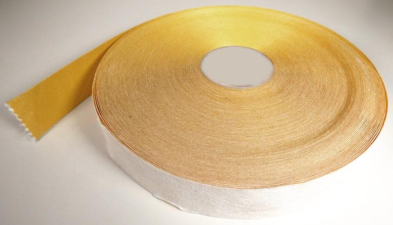Vliesstoff, sog. PET-Vliesband, Art. tesa 50118, Foto siehe Anlage,
- als Meterware auf Rollen, mit einer Breite von laut Antrag 5 cm,
- laut Untersuchungsergebnis:
-- mit Bindemittel verfestigt,
-- aus synthetischen Spinnfasern (laut Antrag PET),
-- genadelt,
-- keine Filamente und keine heißluftgezogenen (meltblown) Fasern enthaltend,
-- mit einem Quadratmetergewicht von laut Antrag 90 g,
-- weder bestrichen noch überzogen,
-- einseitig mit selbstklebendem Kleber und Abdeckpapier versehen,
- stellt sich als Vliesstoff dar, somit keiner Ware der Position 5602.

"Vliesstoff, anderer als in den Unterpositionen 5603 11 bis 5603 14 genannte, mit einem
 Quadratmetergewicht von mehr als 70 g bis 150 g, nicht bestrichen oder überzogen, anderer
 als in den Unterpositionen 5603 9390 20 bis 5603 9390 60 genannte"