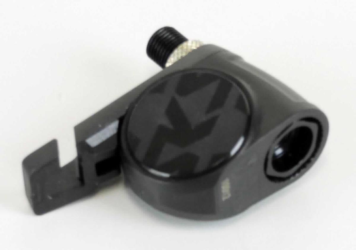 So genannter Airspy, Reifendrucksensor als Warenzusammenstellung in Aufmachung für den Einzelverkauf im Wesentlichen bestehend zwei Sensoren je einen für Vorder-und Hinterreifen eines Fahrrades und zwei Paar Diebstahlschutzbügel in unterschiedlichen Größen.
Der Sensor besteht im Wesentlichen aus einem Kunststoffgehäuse (H x B x T: ca. 3 x 3,5 x 2,0 cm; äußere Form siehe Abbildung in der Anlage)  mit Ventiladapter, einem Batteriefach mit eingelegter Knopfzellenbatterie, einem Drucksensor und einem Temperatursensor (Multifunktionsgerät).
Das Gerät wird zusammen mit den Schutzbügeln an die Ventile von Fahrradreifen montiert und misst dort sowohl den Reifendruck (kennzeichnende Haupttätigkeit) als auch die Temperatur. Der Sensor übermittelt den Luftdruck des Reifens, die Temperatur und den Batteriestand via Bluetooth (elektronisch) an einen Fahrradcomputer oder ein Smartphone (beide nicht Gegenstand dieser vZTA-Entscheidung). 
Der Sensor stellt den charakterbestimmenden Bestandteil der Warenzusammenstellung dar; er wird gemeinsam mit den Bügeln verpackt. 
Die Ware wird als "elektronisches Gerät zum Messen oder Überwachen des Druckes" eingereiht.