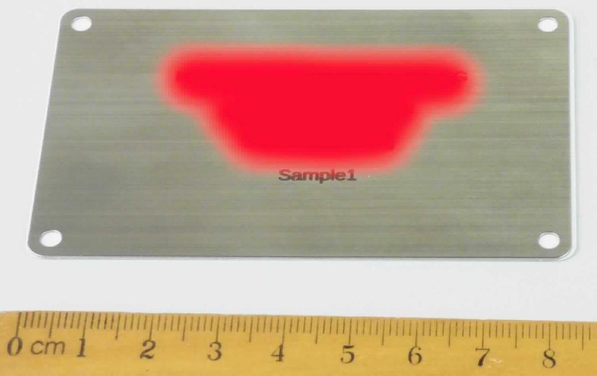 Es handelt sich um annähernd rechteckige Flacherzeugnisse aus unedlem Metall, die im Bereich der Ecken abgerundet und mit insgesamt vier kreisrunden Montagelochungen versehen sind. Auf der Schauseite ist eine Beschriftung aufgebracht. Auf die Rückseite der Erzeugnisse ist ein Flacherzeugnis aus Kunststoff mit gleichem Umriss aufgeklebt.  
Die Waren werden zur individuellen Kennzeichnung für verschiedene Geräte und Maschinen verwendet und sind dementsprechend nach Kundenwunsch mit den wesentlichen Angaben der Geräte bzw. Maschinen beschriftet.
- Antragstellerangaben -
Länge: ca. 8,5 cm; Breite: ca. 5,5 cm.

Unedles Metall bestimmt insbesondere aufgrund seiner Bedeutung für die Verwendung den Charakter der aus verschiedenen Stoffen zusammengesetzten Waren.

Abbildung siehe Anlage.

Derartige Erzeugnisse gehören als "Hinweisschilder, Namensschilder und ähnliche Schilder, aus unedlen Metallen" zum TARIC-Code 8310 0000 00.

Eine Einreihung in das Kapitel 73 ist gemäß Anmerkung 2 Absatz 3 zu Abschnitt XV ausgeschlossen, da es sich vorliegend um Waren des Kapitels 83 (Position 8310) handelt.