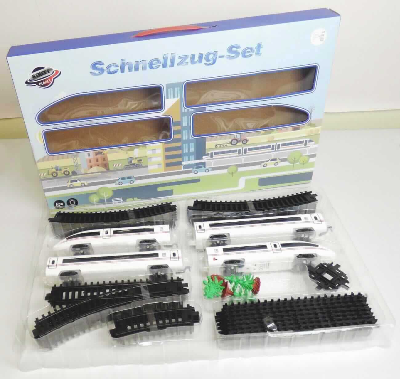 Spielzeug in Form einer sog. "Eisenbahn mit Zubehör (Art. 8261600125)", bestehend aus
- Schienenstücken aus Kunststoff mit Koppelungen an beiden Seiten, die sich zu verschiedenen
  Strecken zusammensetzen lassen
--   8 Stück in gerader Form, ca. 24 cm lang
-- 16 Stück in gebogener Form, ca. 25 cm lang
--   4 Stück in gebogener Form, ca. 13,5 cm lang
--   2 Weichenstücken, ca. 25 cm lang
--   1 Kreuzung, ca. 7 x 7 cm groß
- zwei Nachbildungen von ICE-Triebköpfen, überwiegend aus Kunststoff hergestellt
-- einer davon batteriebetrieben und mit einem Ein-/Ausschalter ausgestattet
-- in den Abmessungen von ca. 24 x 4 x 5,5 cm
-- an einem Ende mit Koppelungen ausgestattet
- zwei Personenwaggons, überwiegend aus Kunststoff hergestellt
-- in den Abmessungen von ca. 26 x 4,2 x 5,5 cm
-- an beiden Enden mit Koppelungen ausgestattet
- in Kombination mit drei ca. 6,5 cm großen, stilisierten Tannen aus Kunststoff, die aus mehreren
  Elementen zusammengesteckt sind (Waren der Position 6702; keine Warenzusammenstellung,
  da die Waren nicht zur Befriedigung eines gemeinsamen Bedarfs zusammengestellt sind)
- dient der spielerischen Unterhaltung von Kindern und Erwachsenen
- gemeinsam in einem Showkarton für den Einzelverkauf aufgemacht.

Die Kombination hat den wesentlichen Charakter von Spielzeug. 

Die Ware ist als "elektrische Eisenbahn, einschließlich Schienen, Signale und anderem Zubehör" einzureihen.