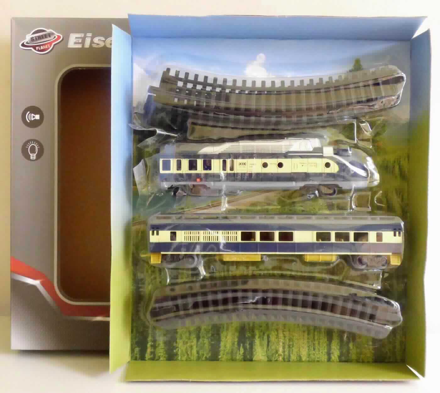 Spielzeug in Form einer sog. "Eisenbahn mit Zubehör (Art. 7437700125)", bestehend aus
- 12 ca. 25 cm langen Schienenstücken in gebogener Form, aus Kunststoff mit Koppelungen an
  beiden Seiten, die sich zu einem Kreis zusammensetzen lassen
- einer Nachbildung einer Lok, überwiegend aus Kunststoff gefertigt, mit Achsen aus
  unedlem Metall
-- batteriebetrieben und mit einem Ein-/Ausschalter ausgestattet
-- in den Abmessungen von ca. 23 x 4 x 6 cm
-- an einem Ende mit einer Koppelung ausgestattet
- einer Nachbildung eines Personenwaggons mit Güterabteil, überwiegend aus Kunststoff
  hergestellt
-- in den Abmessungen von ca. 27 x 4 x 6 cm 
-- an beiden Enden mit Koppelungen ausgestattet
- dient der spielerischen Unterhaltung von Kindern und Erwachsenen
- gemeinsam in einem Showkarton für den Einzelverkauf aufgemacht.

Die Ware ist als "elektrische Eisenbahn, einschließlich Schienen, Signale und anderem Zubehör" einzureihen.