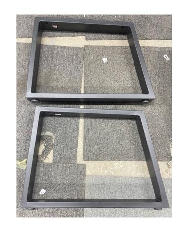 Bei dem sog. Untergestell für Sitzbänke handelt es sich um zwei leicht trapezförmige, ca. 43 x 56 x 48 cm (H x B unten x B oben) große Metallgestelle für ein Sitzmöbel.
Die Erzeugnisse verfügen über passgenaue Bohrungen zur Befestigung an dem Sitzkörper (nicht Gegenstand dieser vZTA-Entscheidung).

Die Waren sind aufgrund der spezifischen Maße und der Form als hauptsächlich für Sitzmöbel verwendete Teile erkennbar.

Die verpackte Ware ist als "erkennbare Teile eines Sitzmöbels der Position 9401, nicht aus Holz, nicht von der für Luft- oder Kraftfahrzeuge verwendeten Art" einzureihen.