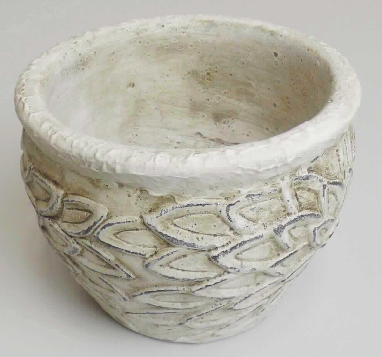 Angaben:
Blumentopf aus Zement; Größe: 11,5 x 11,5 x 9 cm; Gewicht: 900 g.

Warenbeschaffenheit:
Grauer Blumentopf mit Blumenornamenten verziert. Der Artikel besteht aus einem harten, grauen, heterogenen, Material.

Befund:
Ware aus Zement, Beton oder Kunststein, auch bewehrt