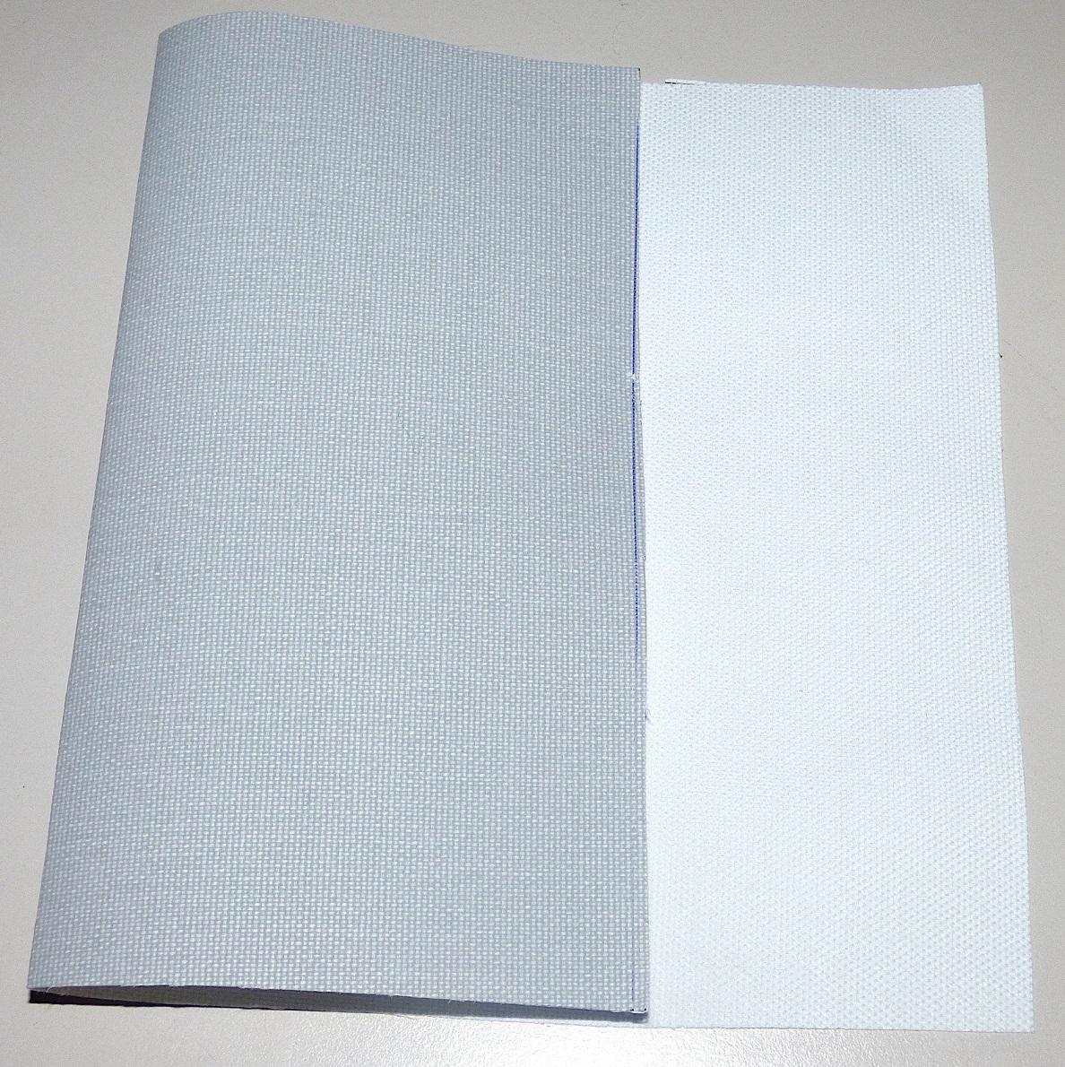 Wandverkleidung, sog. Panama Akustik Tapete, Foto siehe Anlage,
- als Meterware, mit einer Breite von laut Antrag 310 cm,
- mit einer Oberfläche aus einem Gewebe aus synthetischen Chemiefasern (laut Antrag Polyester), 
- auf der Rückseite mit Zellkunststoff (laut Antrag Polyacrylat) bestrichen,
- laut Antrag zur Schallabsorption und zum Ausschmücken von Wänden.

"Wandverkleidung aus Spinnstoffen, andere als in der Unterposition (KN) 5905 0010 genannte, aus
 Chemiefasern"