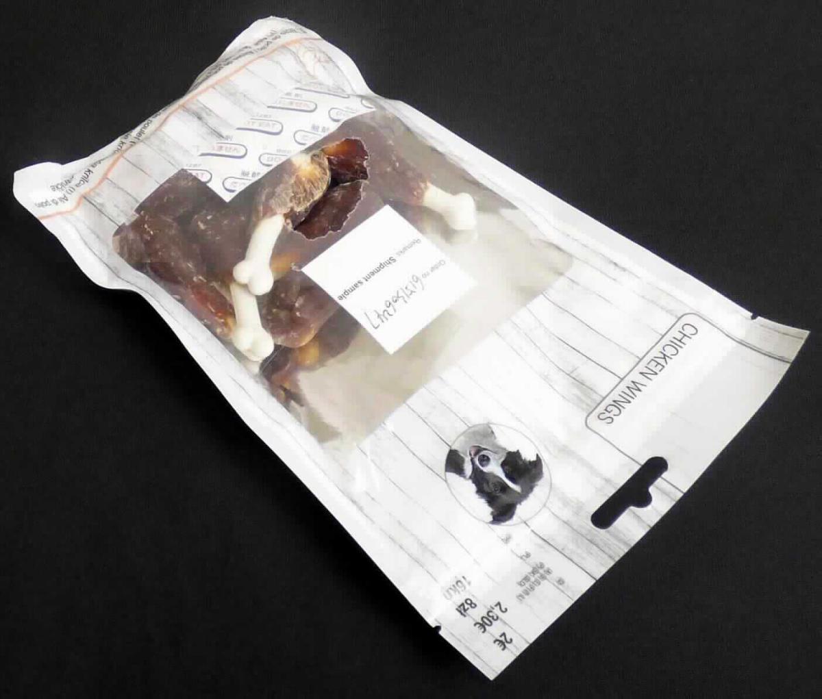 Ergänzungsfuttermittel für Hunde

Antragsangaben: Chicken Wings aus Hähnchenhaut, in Aufmachung für den Einzelverkauf. Gewicht: 100 g. Größe: bis 7 cm. Zusammensetzung: Hähnchenhaut, Weizenmehl, Speisestärke.

Beschaffenheit des Warenmusters: Bunt bedruckter, innen metallisierter Kunststofffolienbeutel mit Eurolochung, Grippverschluß und Sichtfenster, darin enthalten harte, getrocknete, in Form und Farbe einer Hühnerunterkeule ähnelnde Snacks.

Stärke in der Ware  (VO (EG) Nr. 152/2009): mehr als 30 GHT.
Milcherzeugnisse in der Ware (gemäß Angabe): keine oder weniger als 10 GHT.

Zubereitung von der zur Fütterung verwendeten Art, Hunde- und Katzenfutter, in Aufmachungen für den Einzelverkauf, Stärke enthaltend mit einem Gehalt an Stärke von mehr als 30 GHT, keine Milcherzeugnisse enthaltend oder mit einem Gehalt an Milcherzeugnissen von weniger als 10 GHT.
