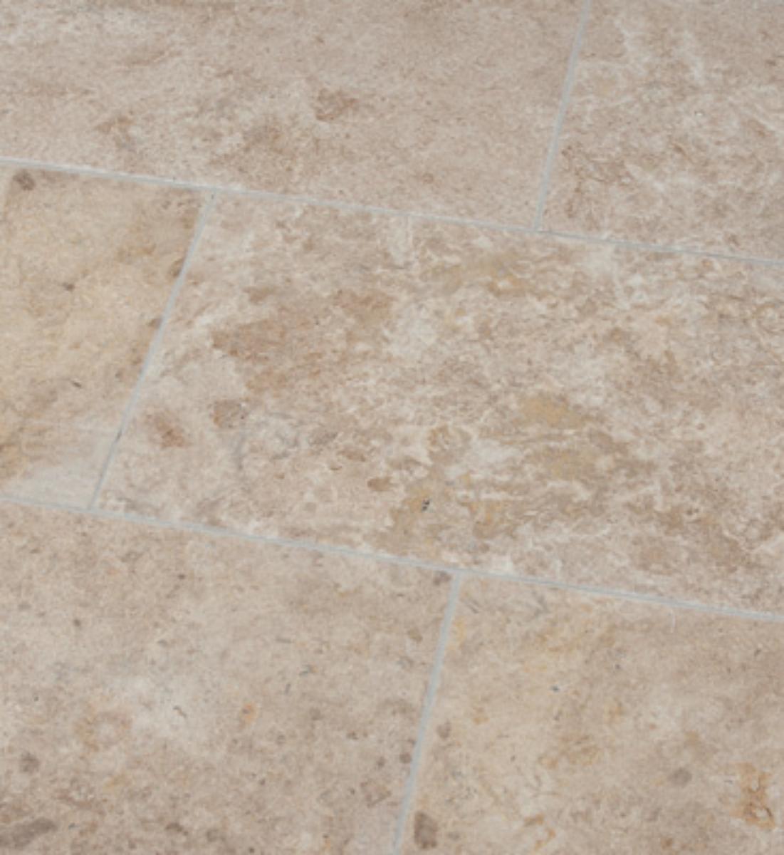 Angaben:
Terrassenplatten TOLEDO antik; Bearbeitung: Oberfläche geschliffen, Kanten getrommelt, Seiten gesägt; Material: Travertin; Farbe: braun-beige.

Befund:
Bearbeitete Werksteine und Waren daraus, Travertin.