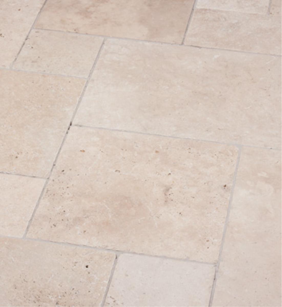 Angaben:
Terrassenplatten VANILLA ROMANA® antik; Bearbeitung: Oberfläche geschliffen, Kanten getrommelt, Seiten gesägt; Material: Travertin; Farbe: creme-beige.

Befund:
Bearbeitete Werksteine und Waren daraus, Travertin.