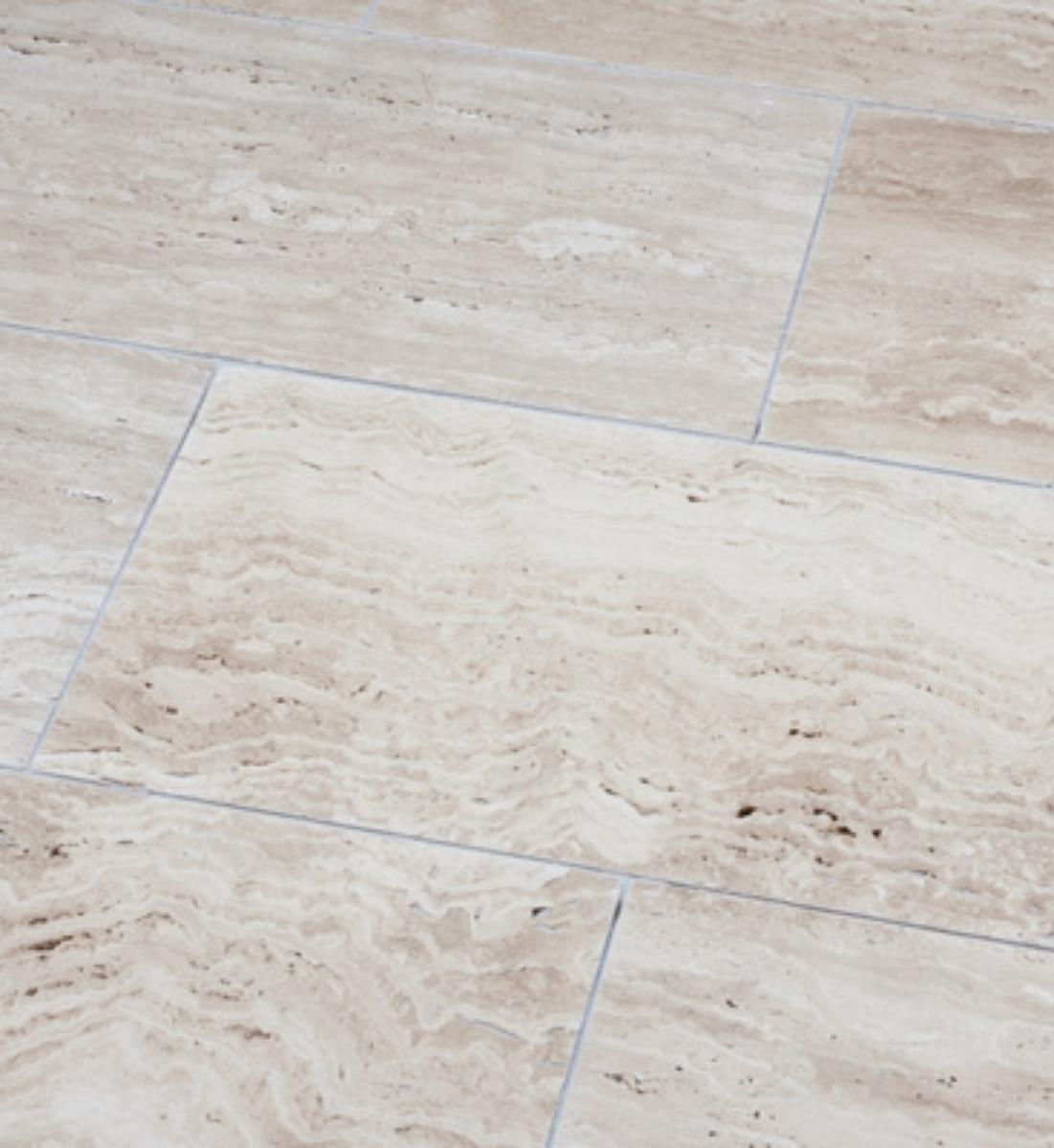 Angaben:
Terrassenplatten VANILLA ROMANA® liniert/satiniert; Bearbeitung: Oberfläche geschliffen und gebürstet, Kanten gefast, Seiten gesägt; Material: Travertin; Farbe: creme-beige.

Befund:
Bearbeitete Werksteine und Waren daraus, Travertin.