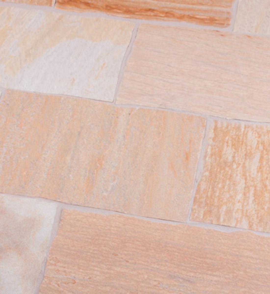 Angaben:
Terrassenplatten RIO DORADO GELB CLASSIC; Bearbeitung: Oberfläche spaltrau, Seiten handbekantet; Material: Quarzit; Farbe: gelb-gemischt.

Befund:
Pflasterplatten aus Naturstein.
