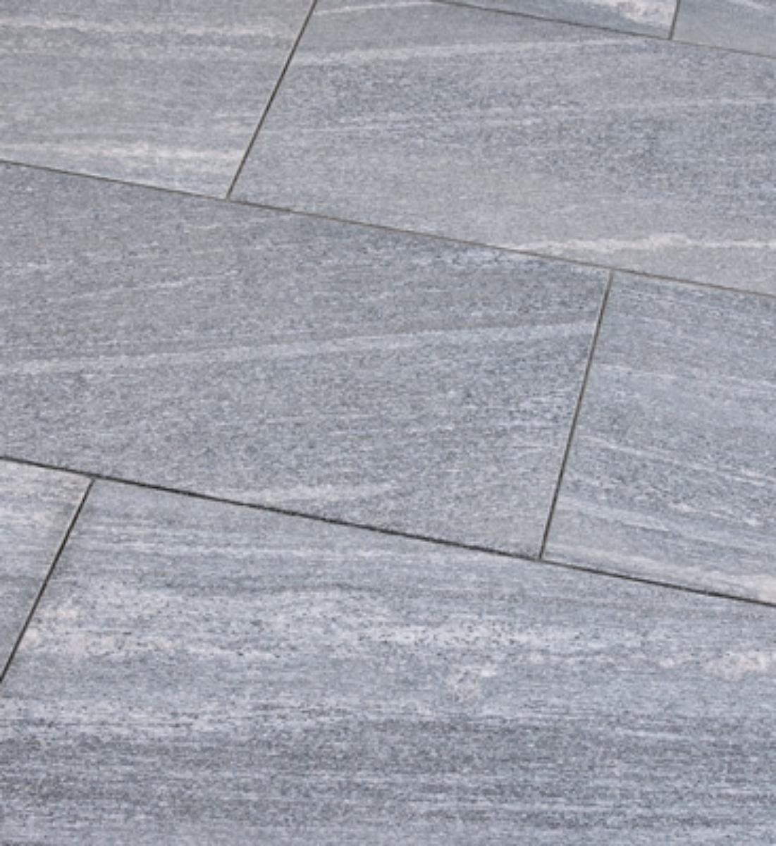 Angaben:
Terrassenplatten BIASCA satiniert; Bearbeitung: Oberfläche geflammt und gebürstet, Kanten gefast, Seiten gesägt;  Material: Gneis; Farbe: silbergrau-liniert.

Befund:
Bearbeitete Werksteine und Waren daraus, poliert, verziert oder anders bearbeitet, jedoch ohne Bildhauerarbeit, mit einem Eigengewicht von 10 kg oder mehr.